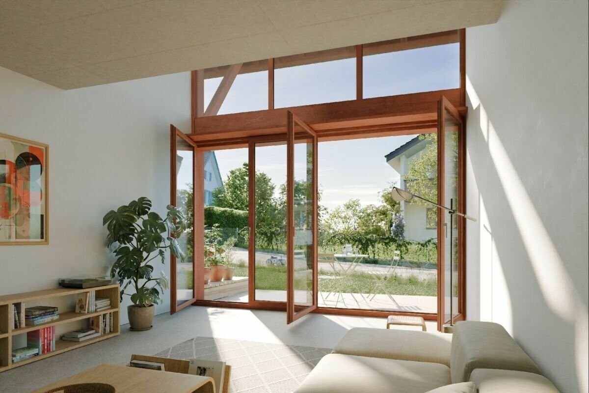 Heller Wohnraum mit großem Holztürelement und Gartenblick