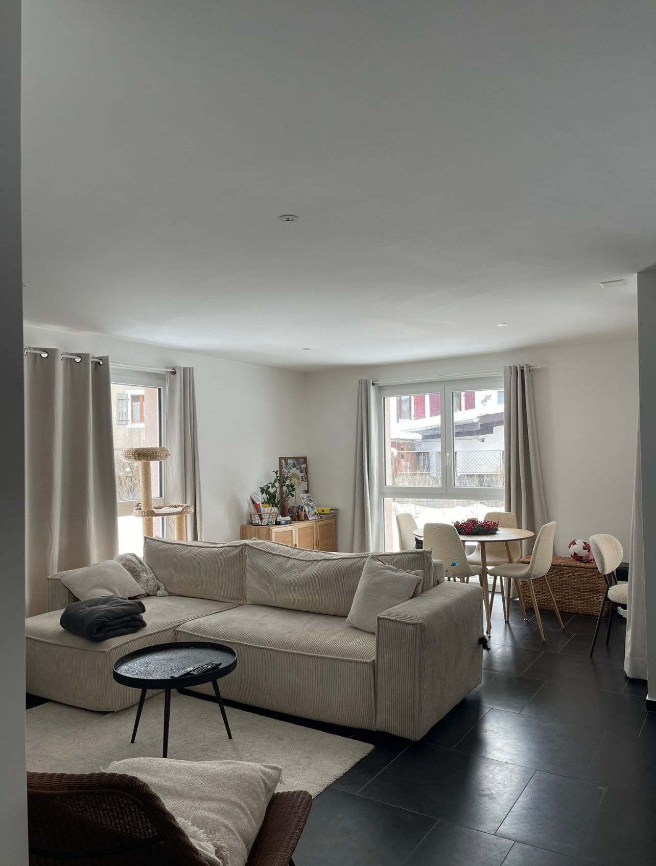Helles Wohnzimmer mit Essbereich