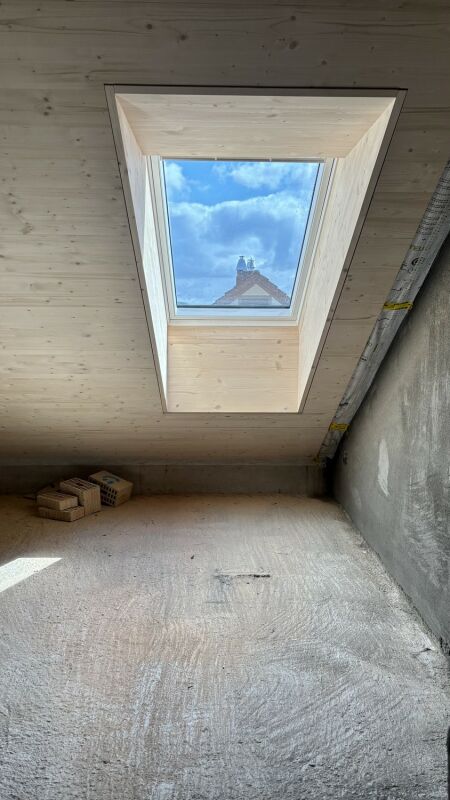 Dachboden mit Dachfenster im Rohbau