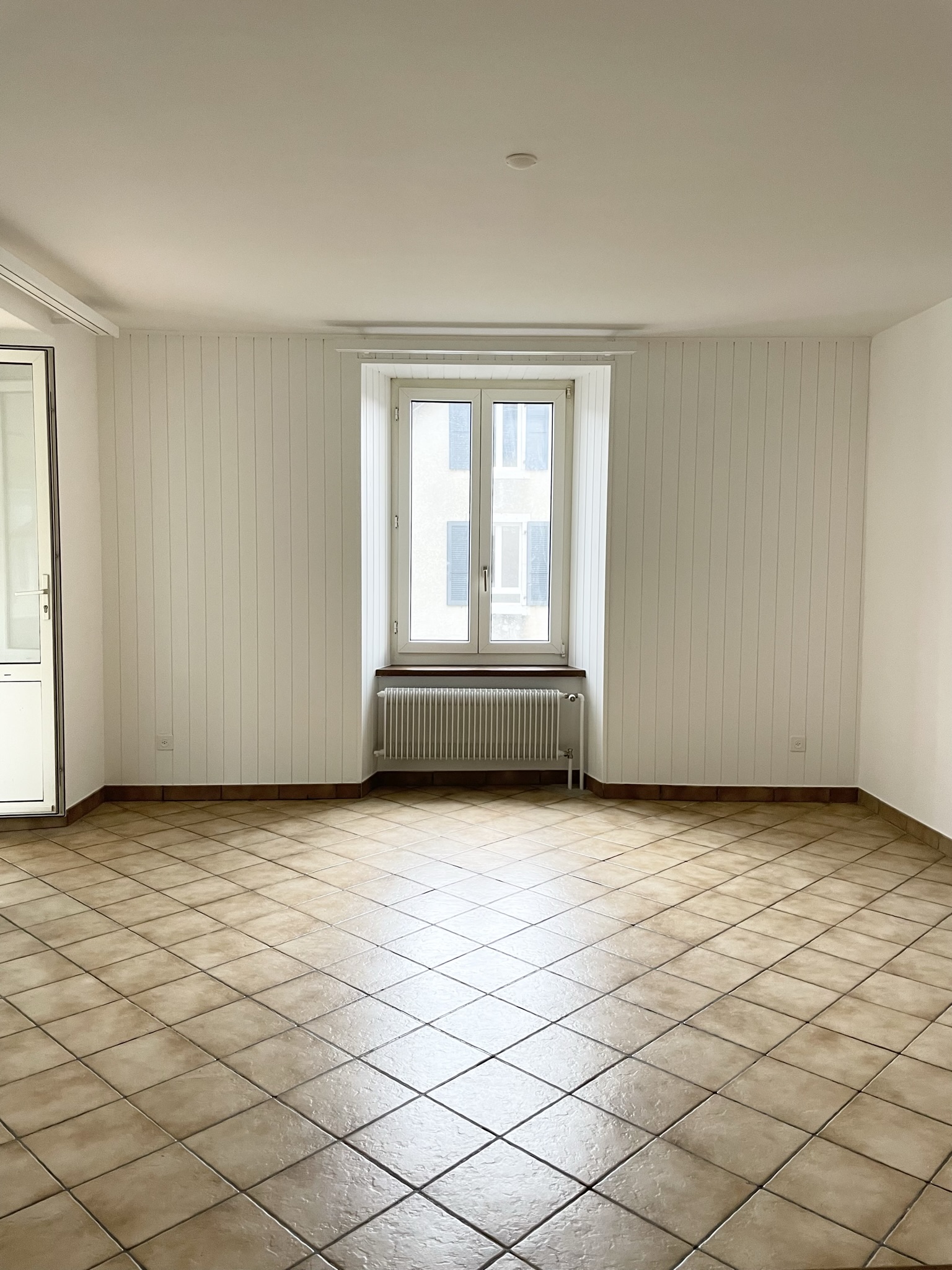 Leerer heller Raum mit Fliesenboden