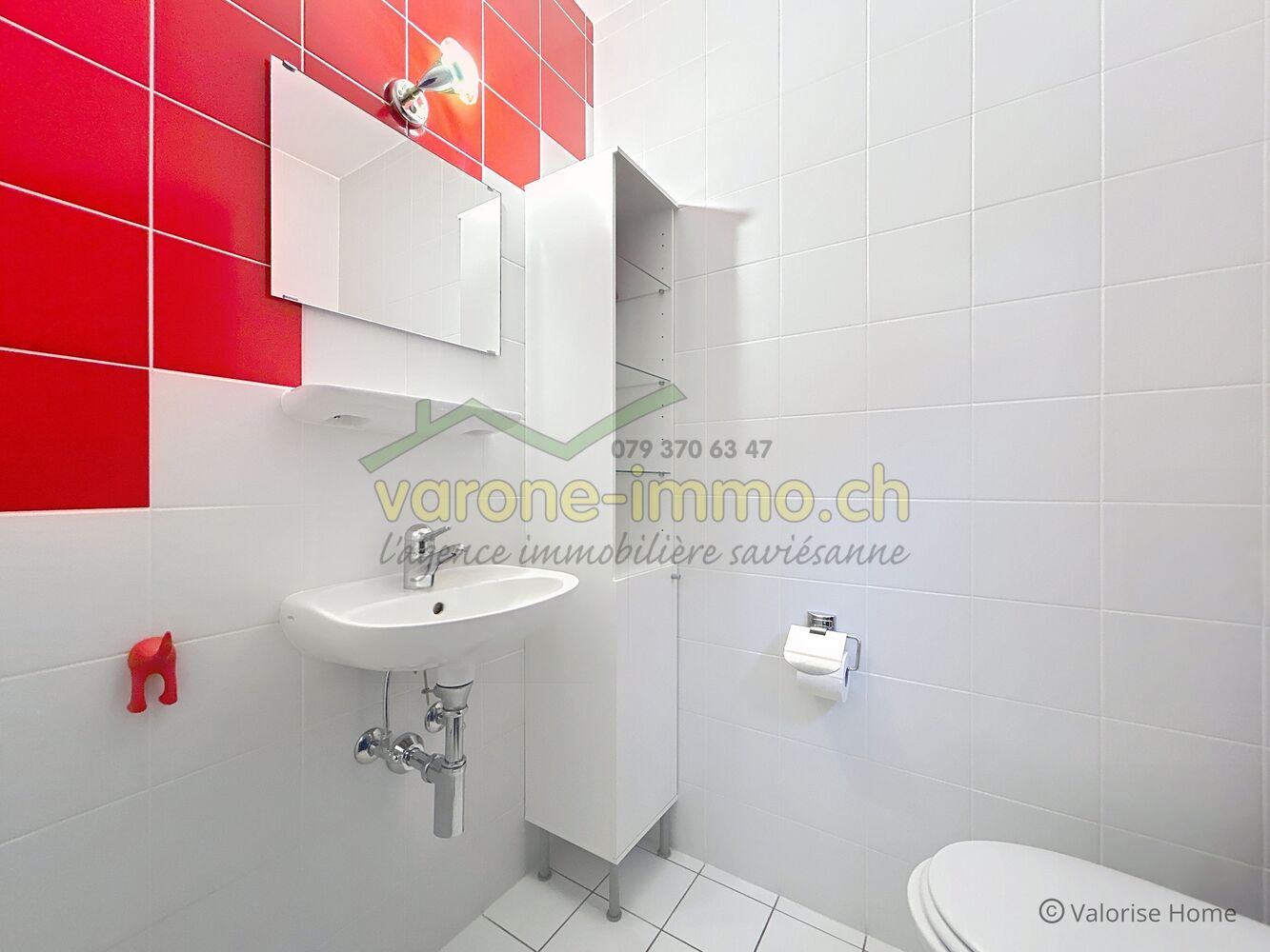 Kleines Gäste-WC mit roten Akzentfliesen