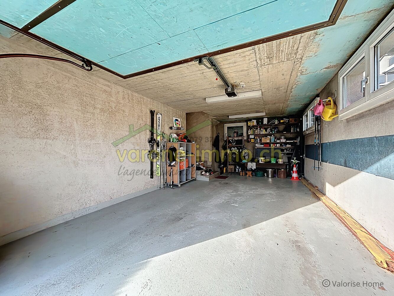 Innenansicht einer Garage mit Abstellbereich