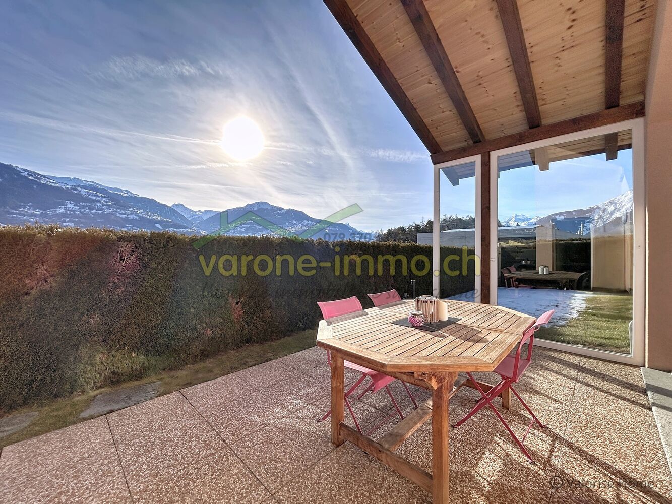 Überdachte Terrasse mit Bergblick
