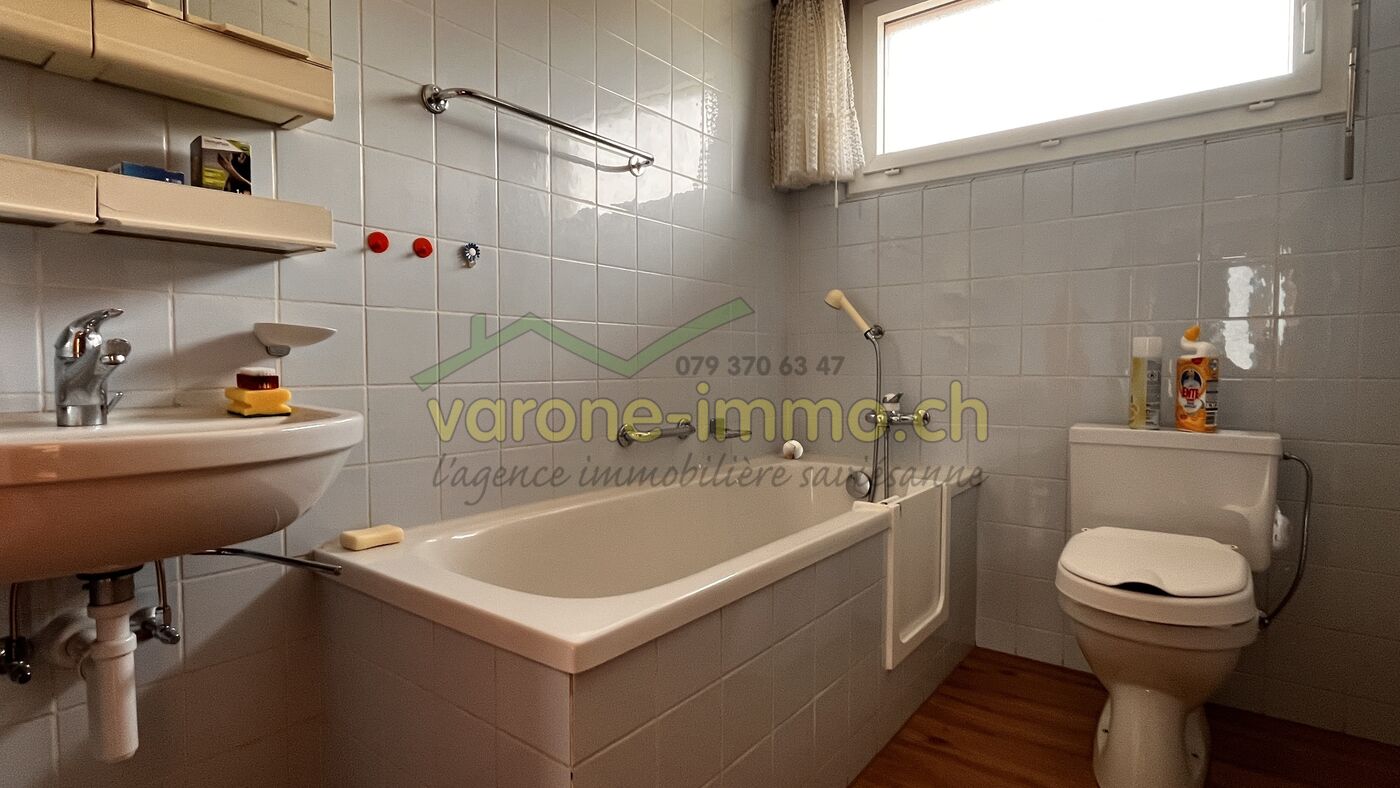 Badezimmer mit Wanne und WC