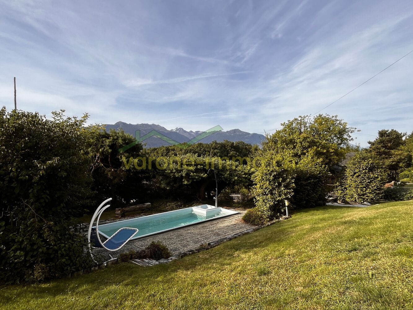 Garten mit Pool und Bergblick