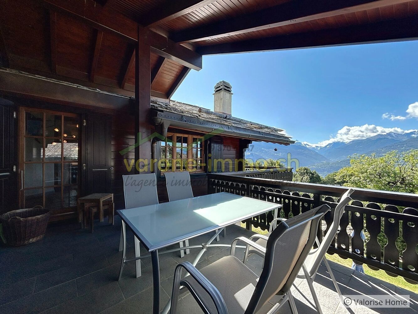 Alpen-Terrasse mit Bergblick