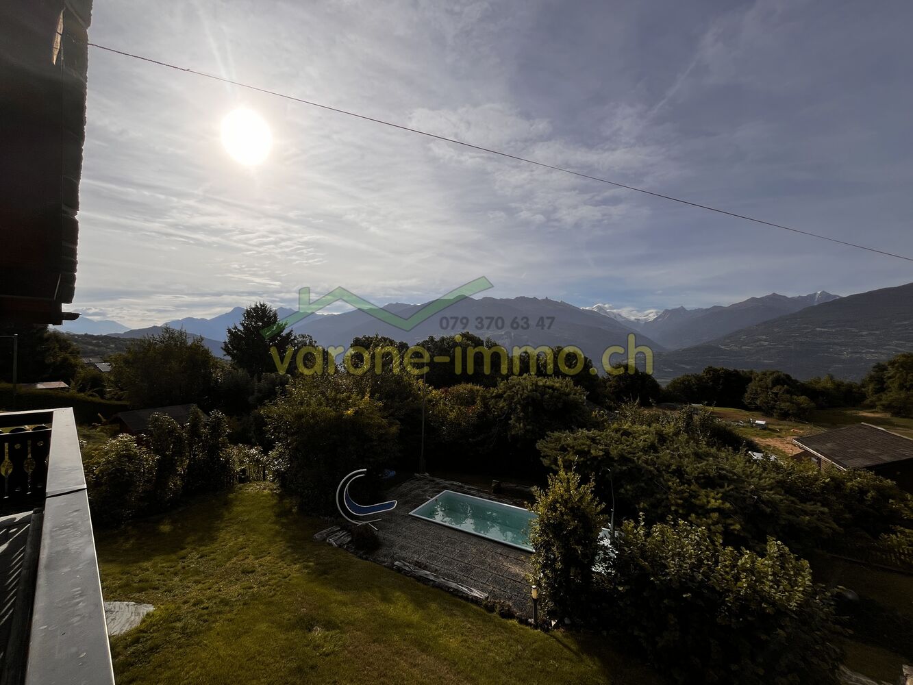 Balkonblick mit Pool und Bergpanorama