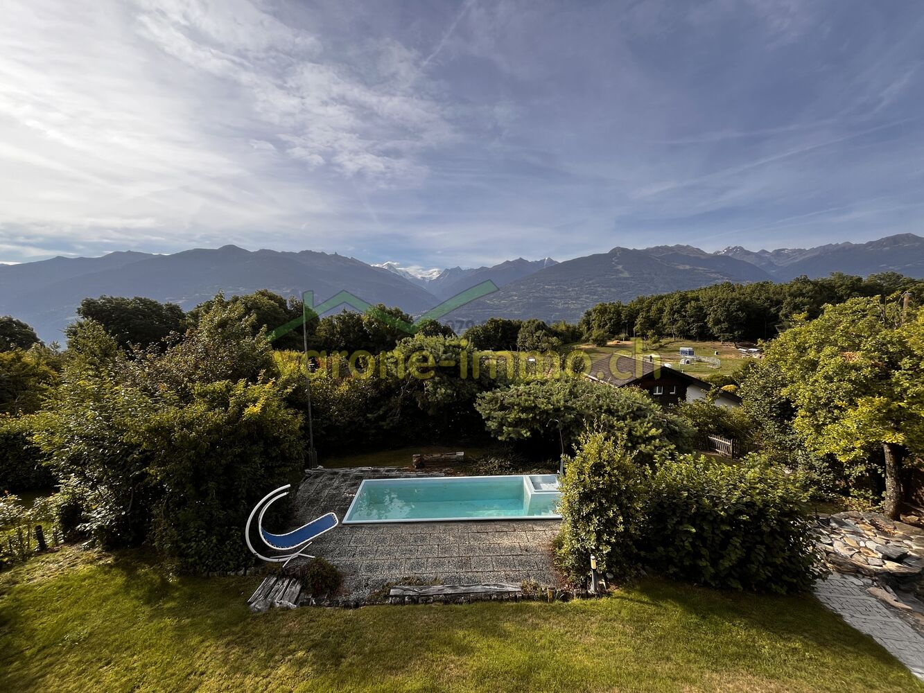 Außenbereich mit Pool und Bergblick