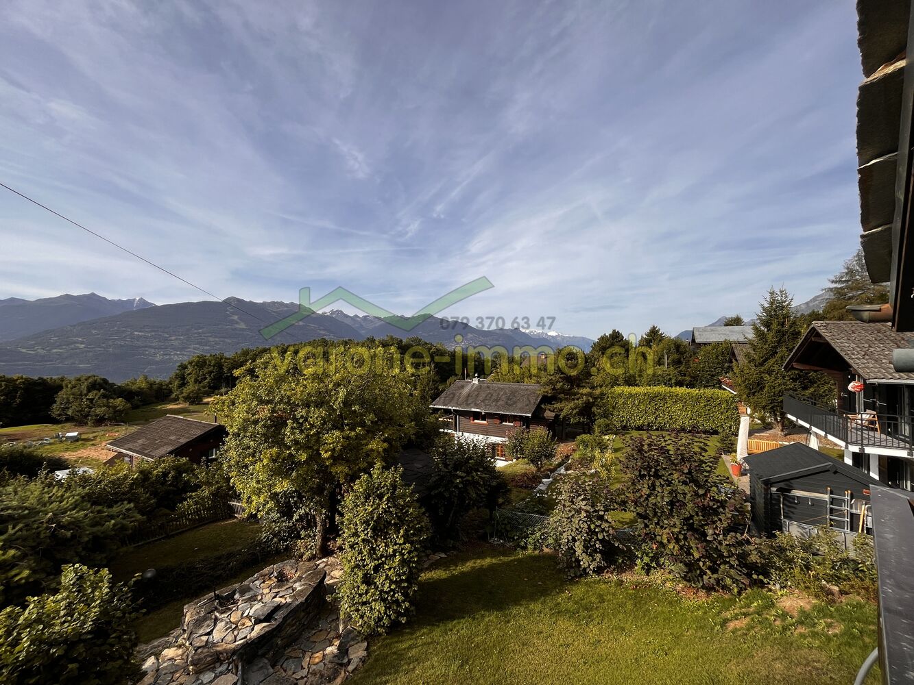 Bergblick mit Garten und Häusern