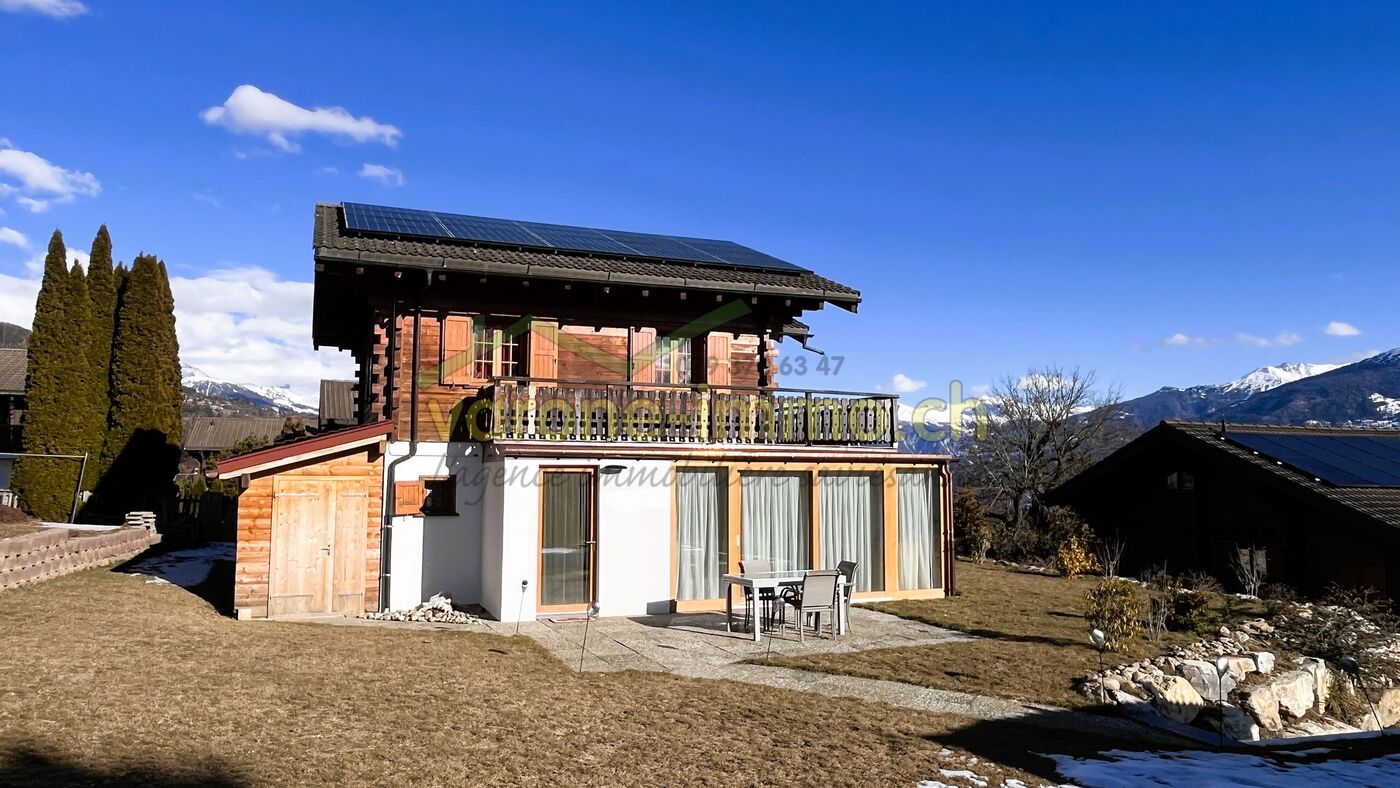Alpenhaus mit Holzfassade und Terrasse