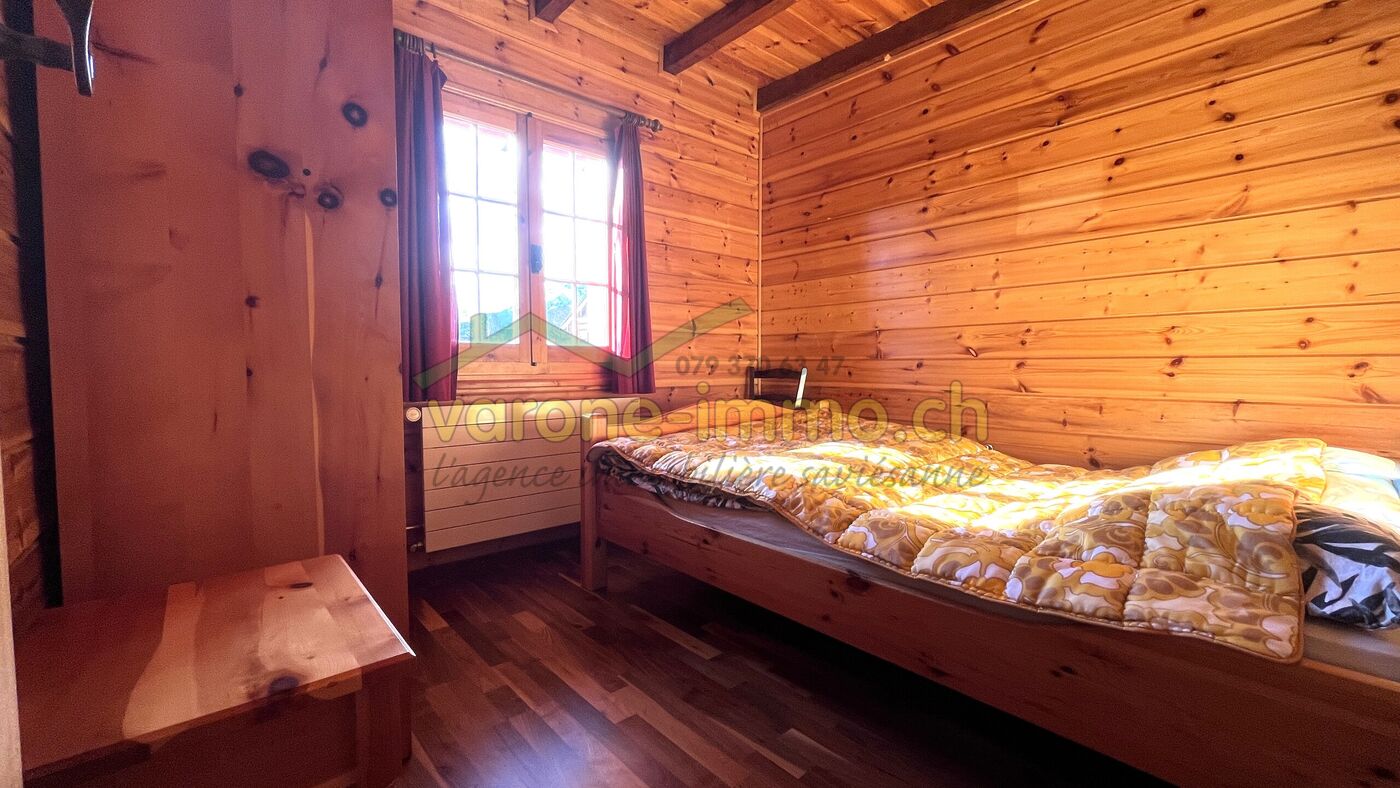 Rustikales Schlafzimmer in Holzverkleidung