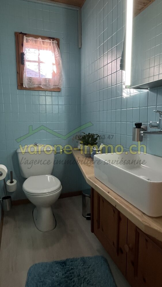 Kleines Badezimmer mit türkisfarbenen Fliesen