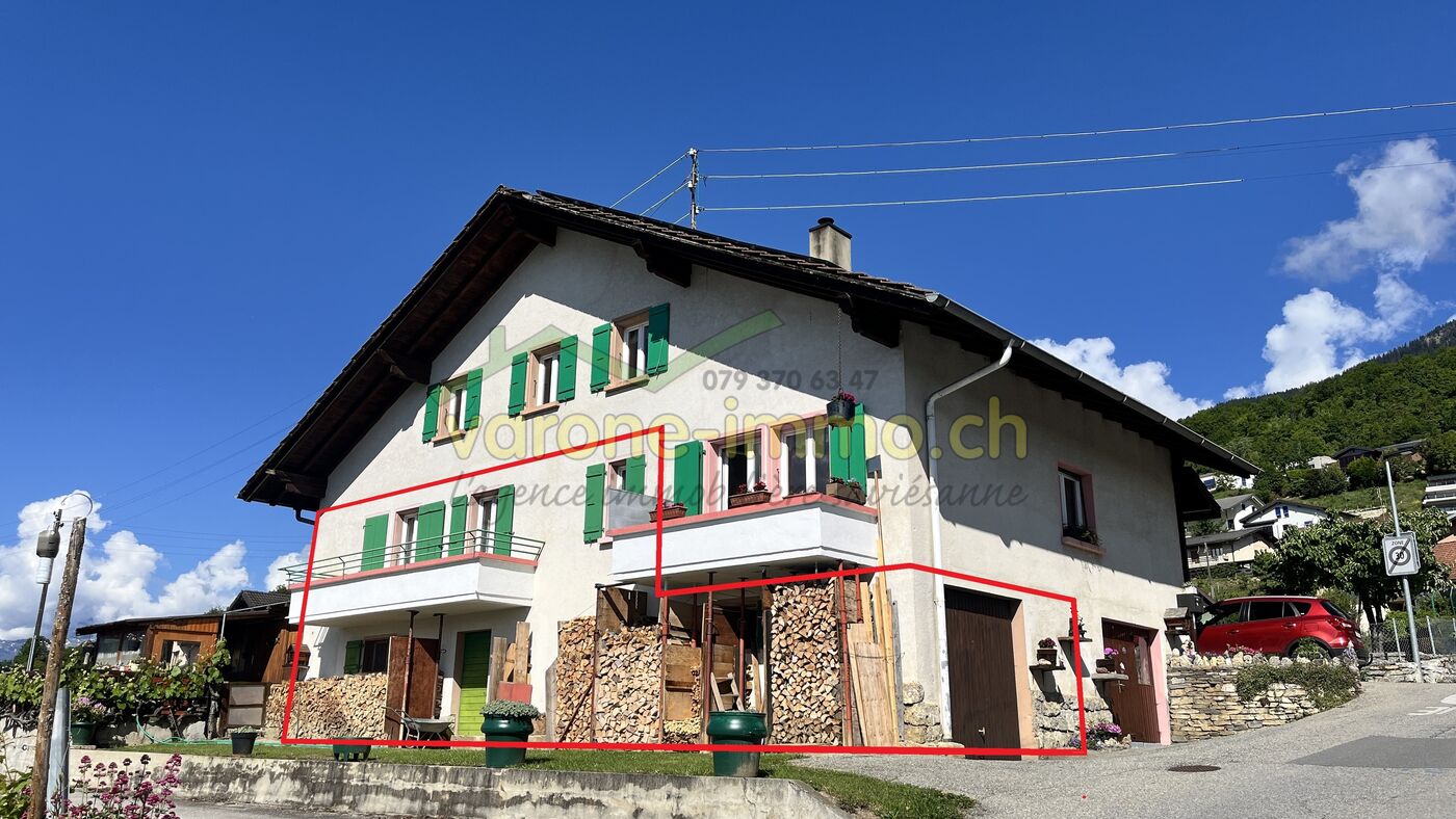Traditionelles Haus mit grünen Fensterläden