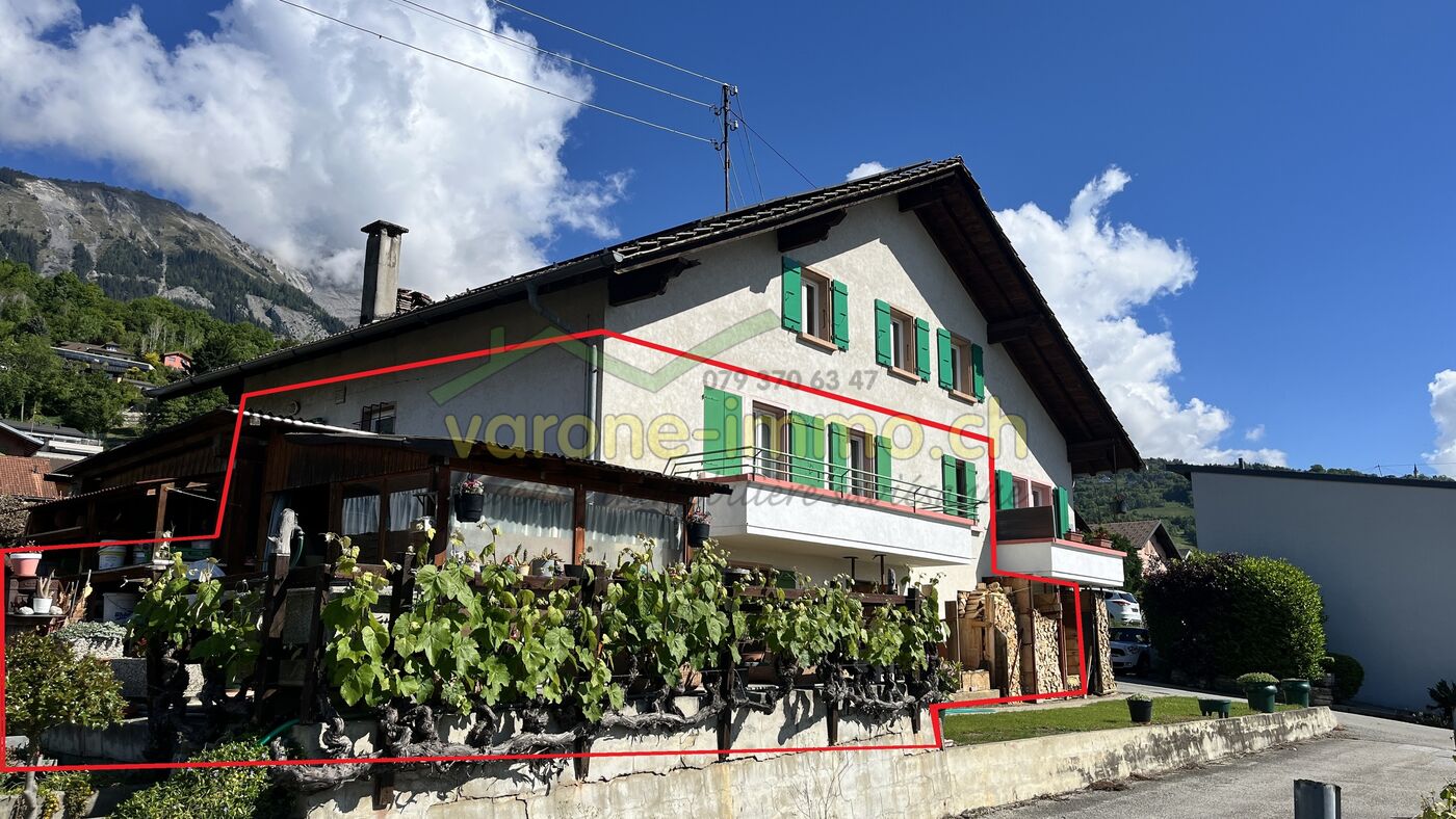Alpenhaus mit Balkon und Bergkulisse