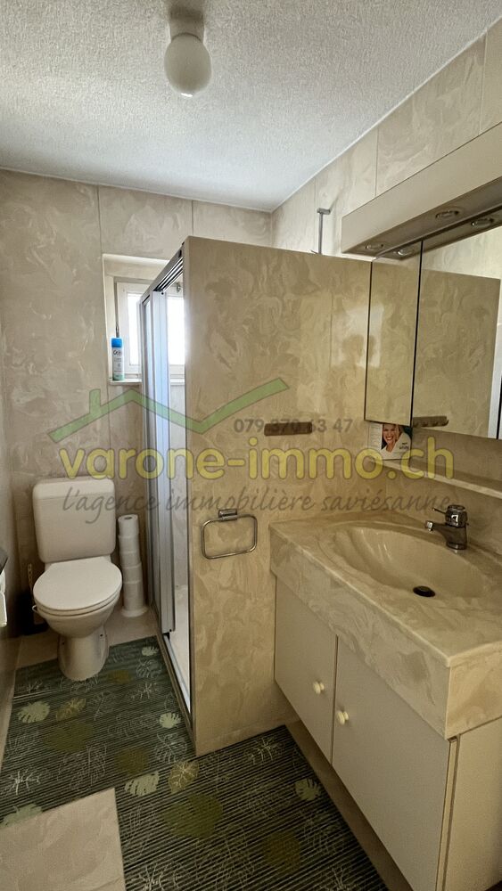 Kleines Bad mit Dusche und WC