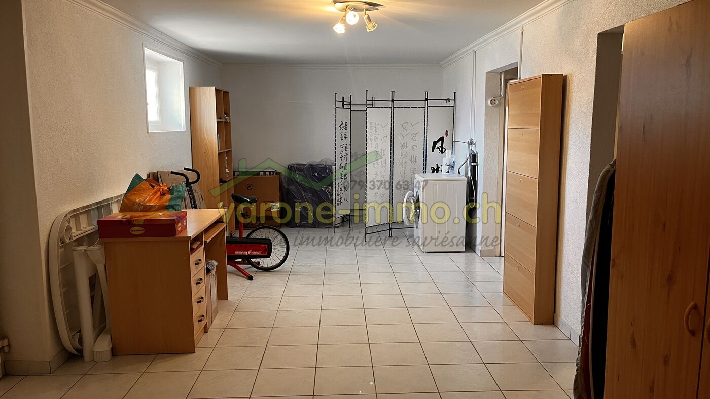 Kleiner Mehrzweckraum mit Fliesenboden und Holzmöbeln
