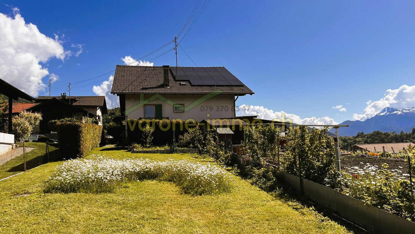 Garten mit Einfamilienhaus und Bergblick