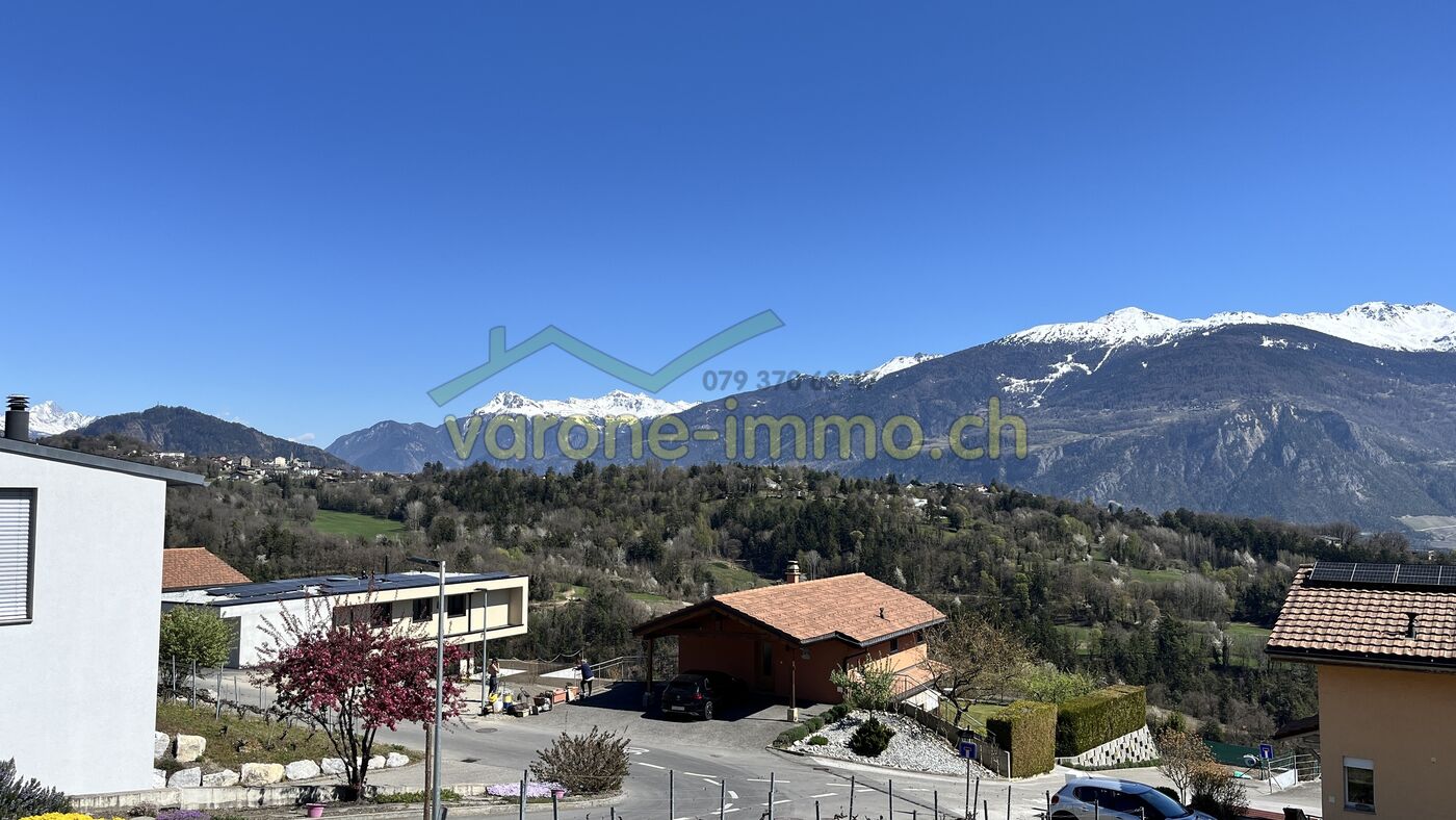 Alpenblick mit Wohnhäusern