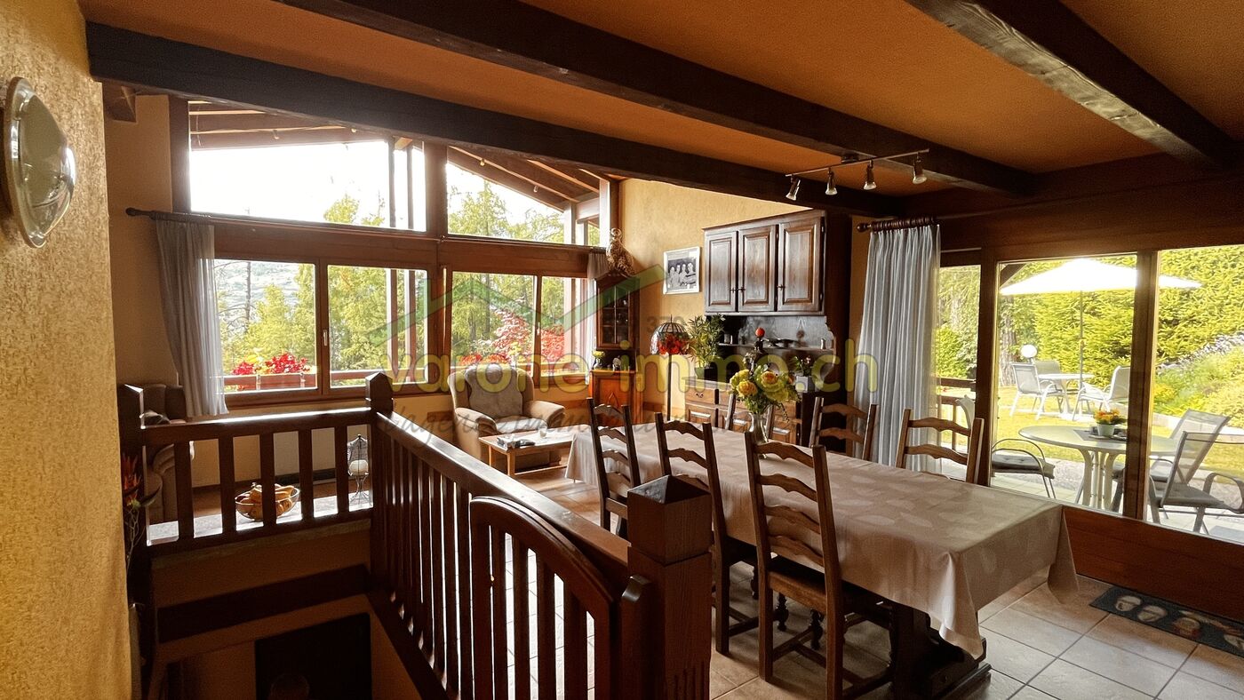 Esszimmer mit Blick in den Garten