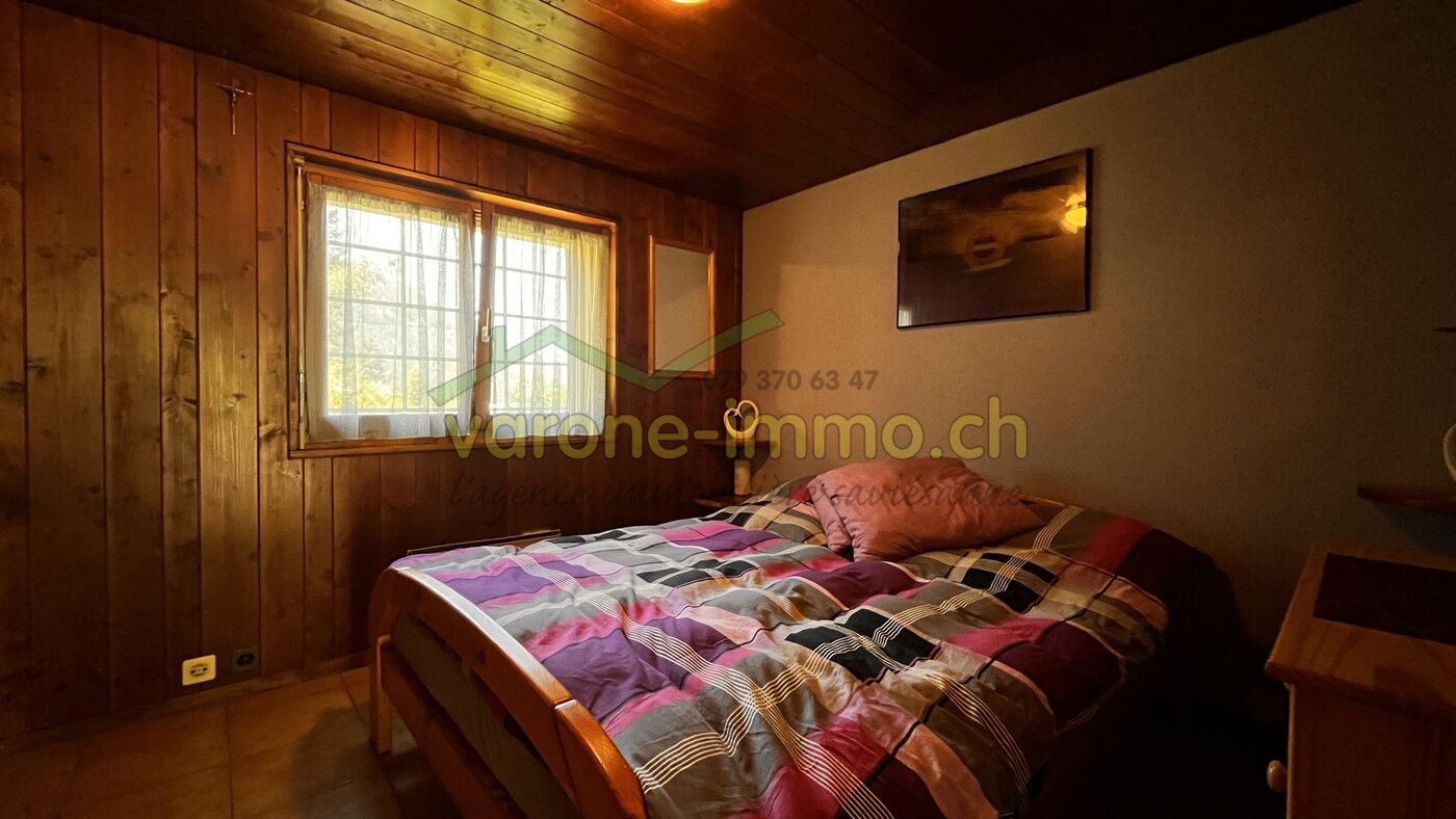 Gemütliches Schlafzimmer mit Holzvertäfelung