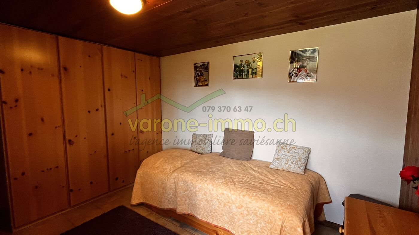 Rustikales Schlafzimmer mit Holzvertäfelung