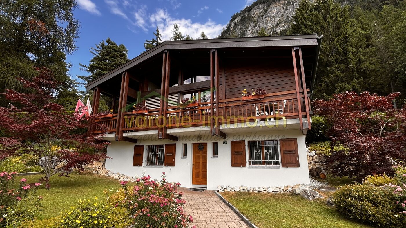 Alpines Wohnhaus mit Holzbalkon