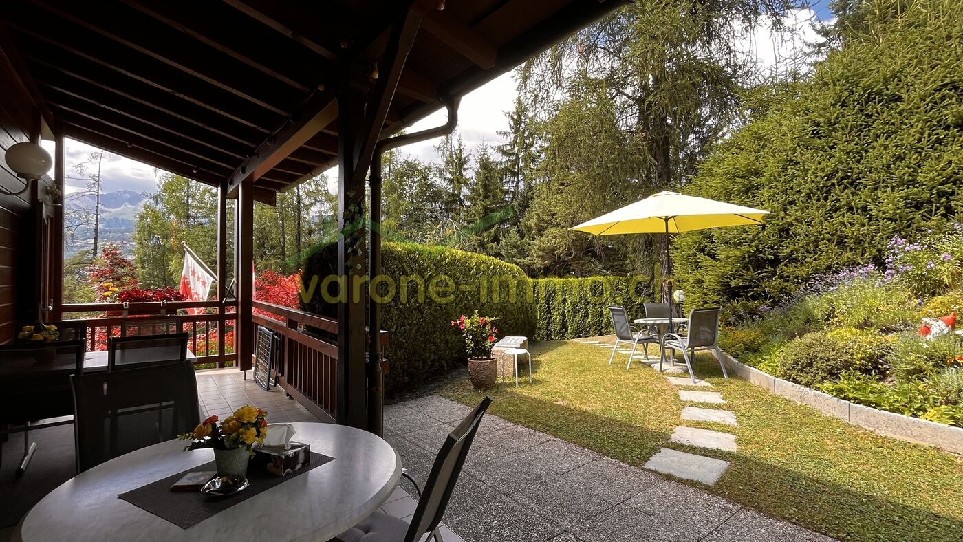 Überdachte Terrasse mit Gartenblick