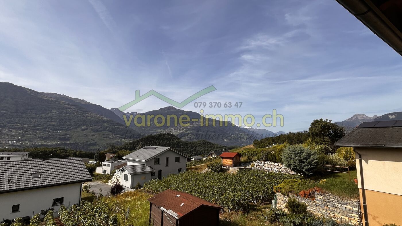 Berghang mit Wohnhäusern und Panoramablick
