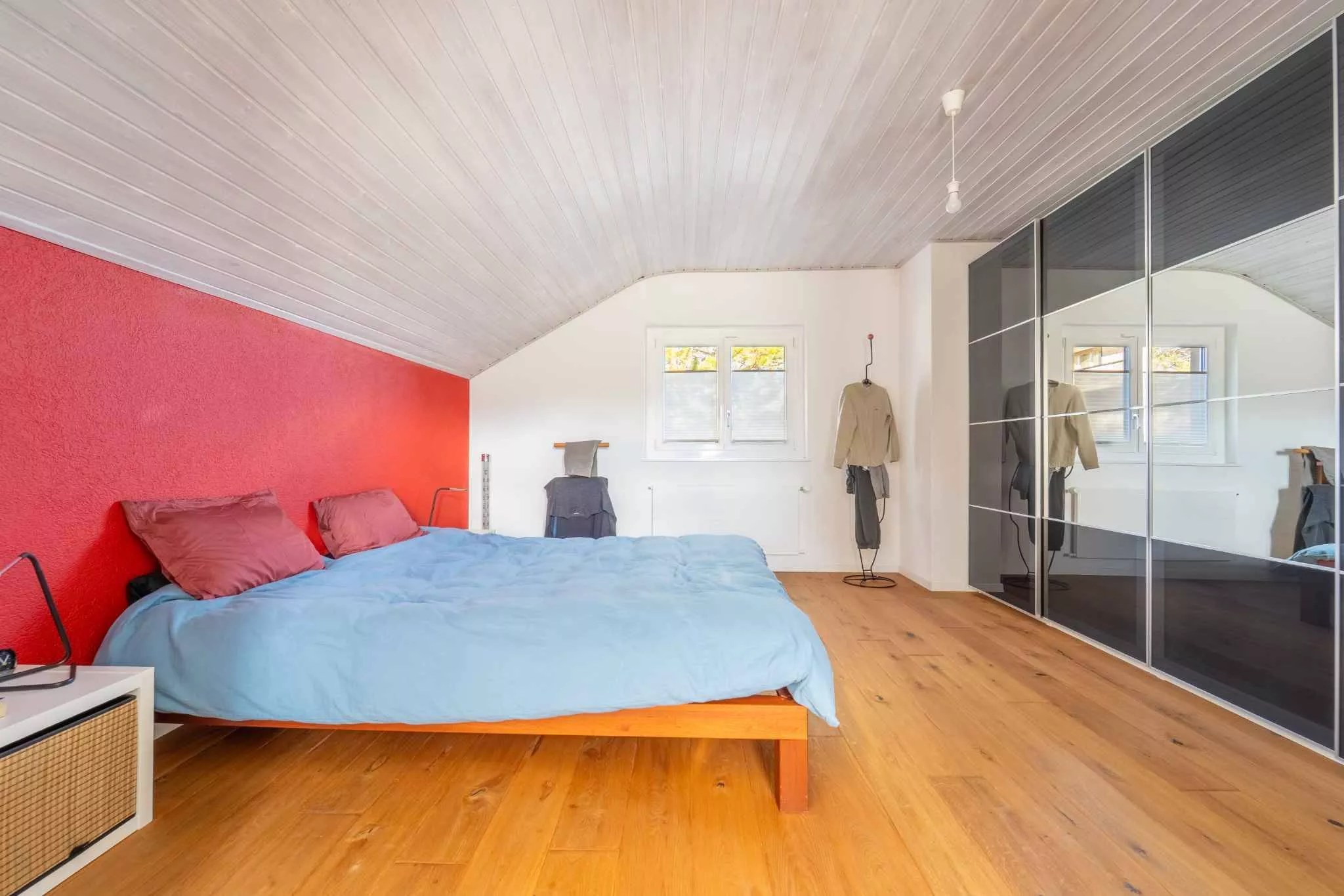 Helles Schlafzimmer mit Schrägdecke