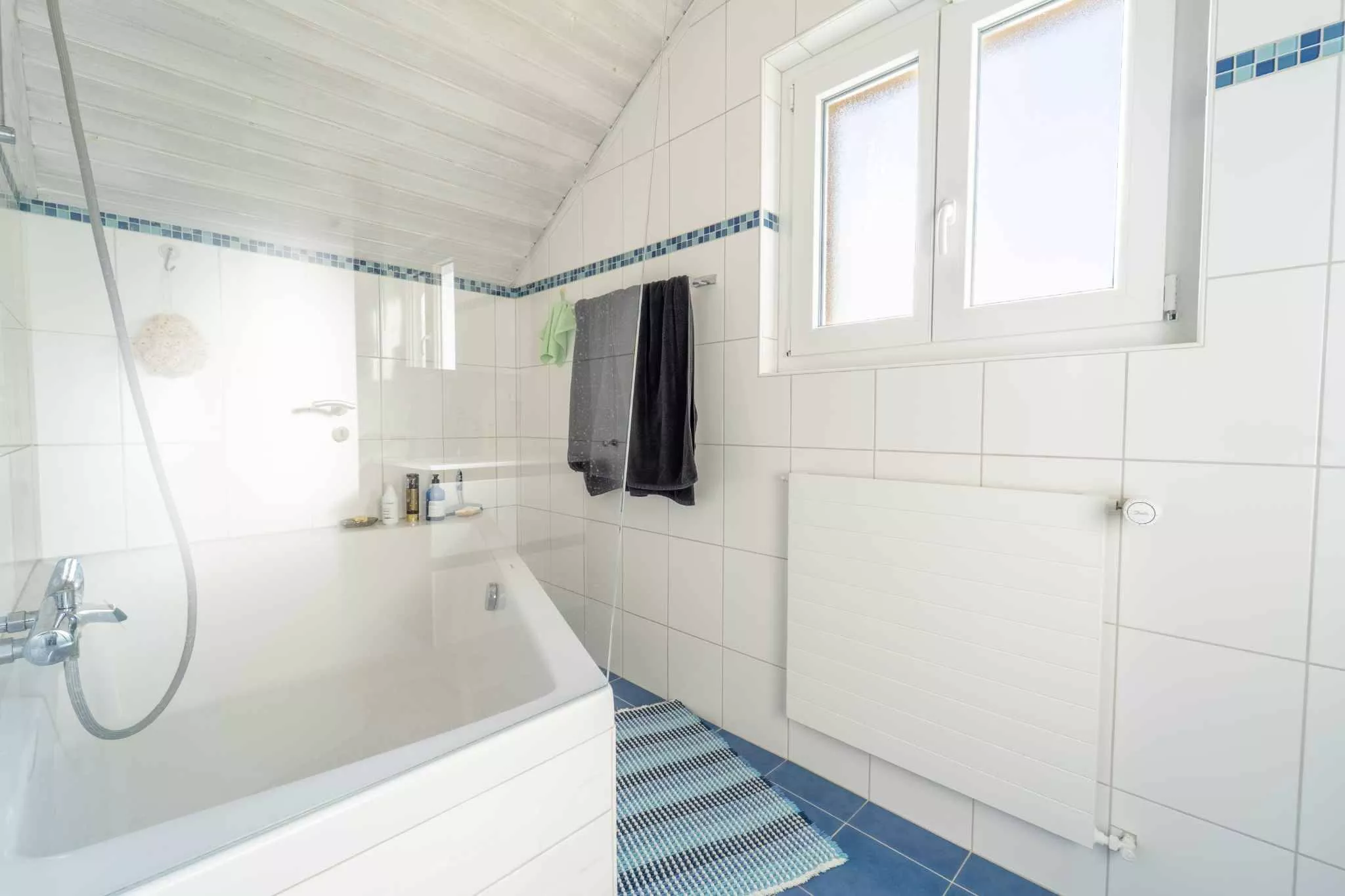 Helles Badezimmer mit Badewanne