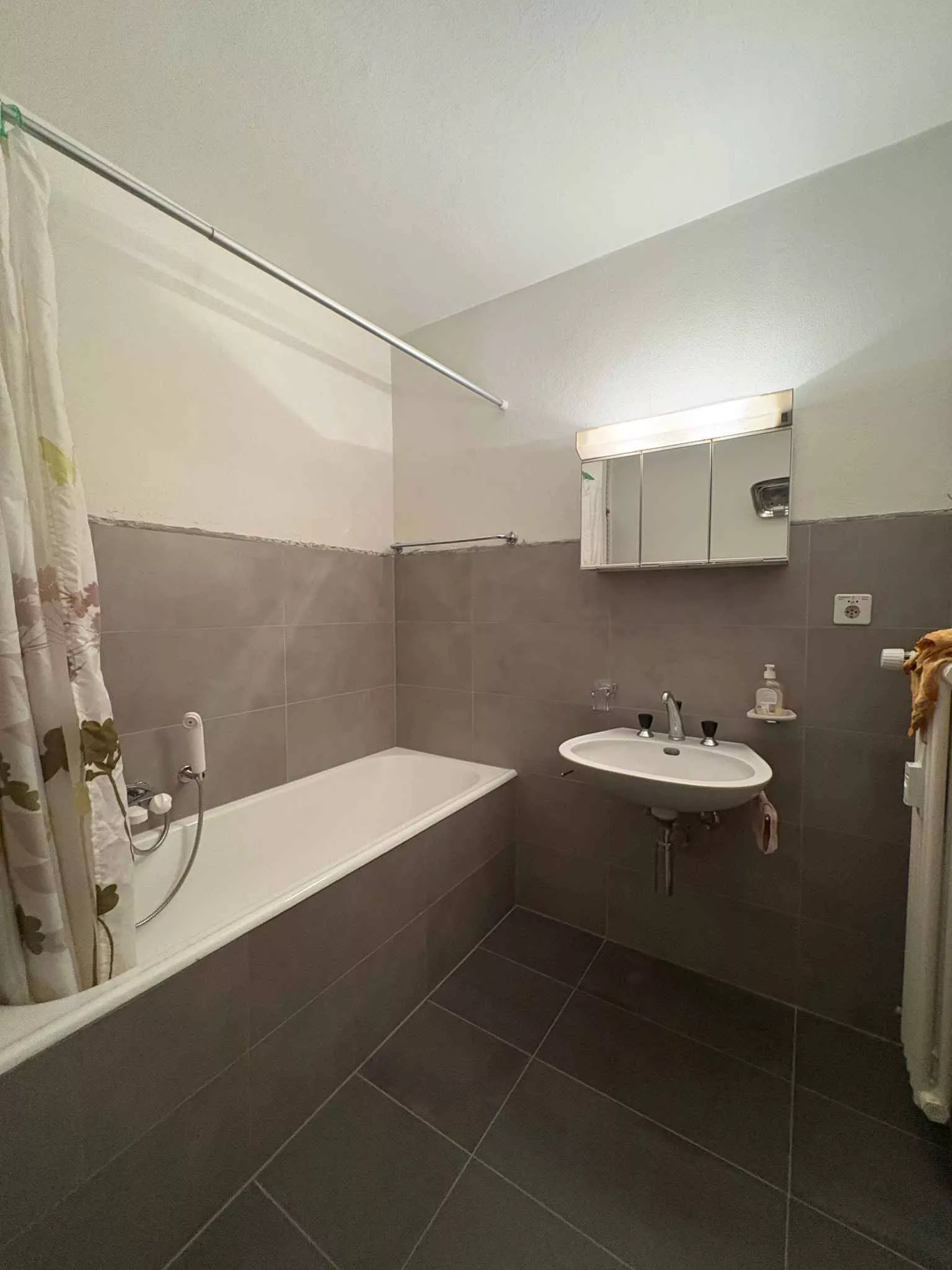 Badezimmer mit Wanne und Wandwaschbecken