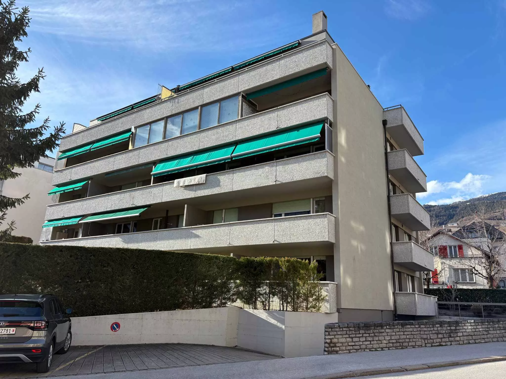Mehrfamilienhaus mit Balkonen