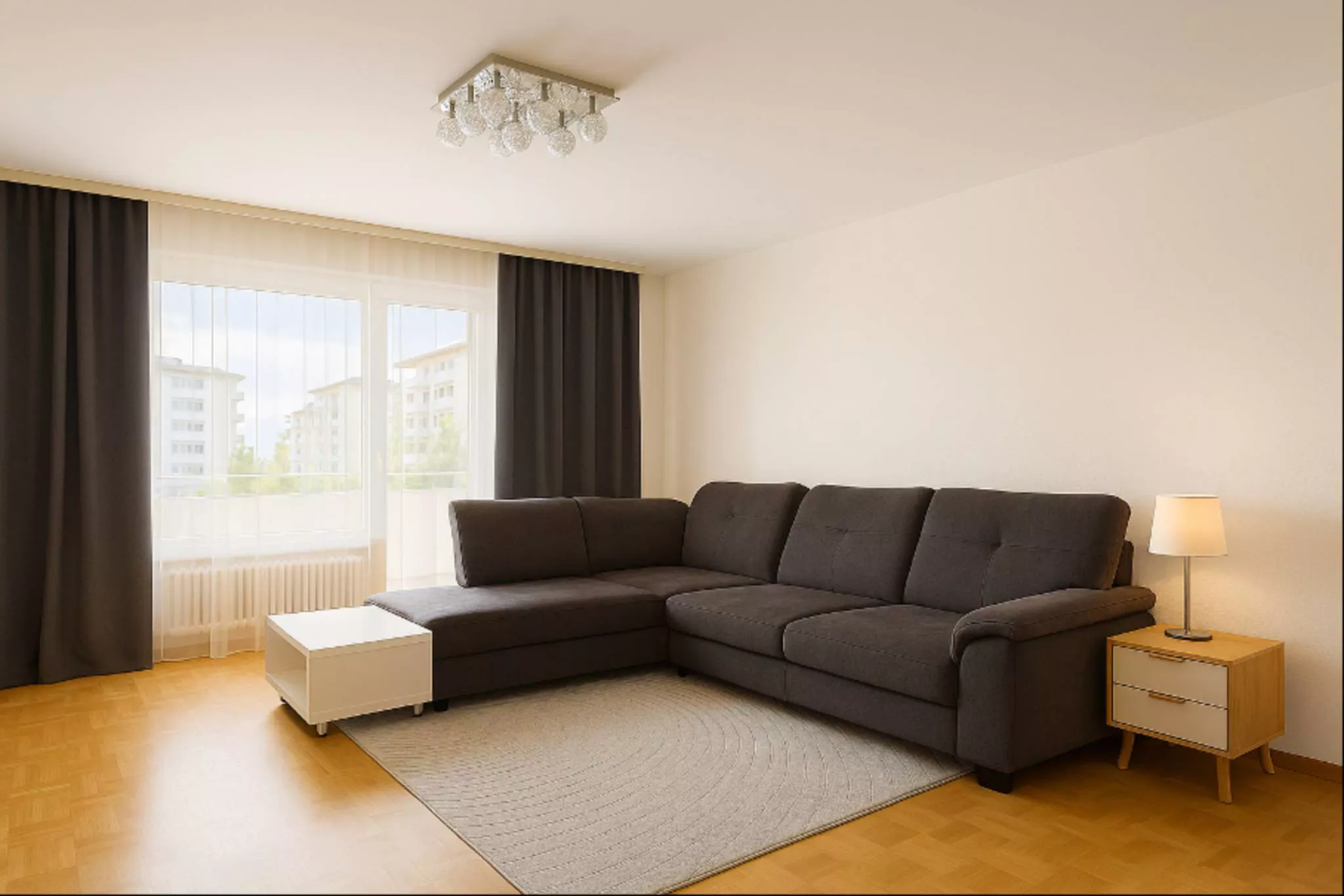 Wohnzimmer mit Ecksofa und Balkonfenster
