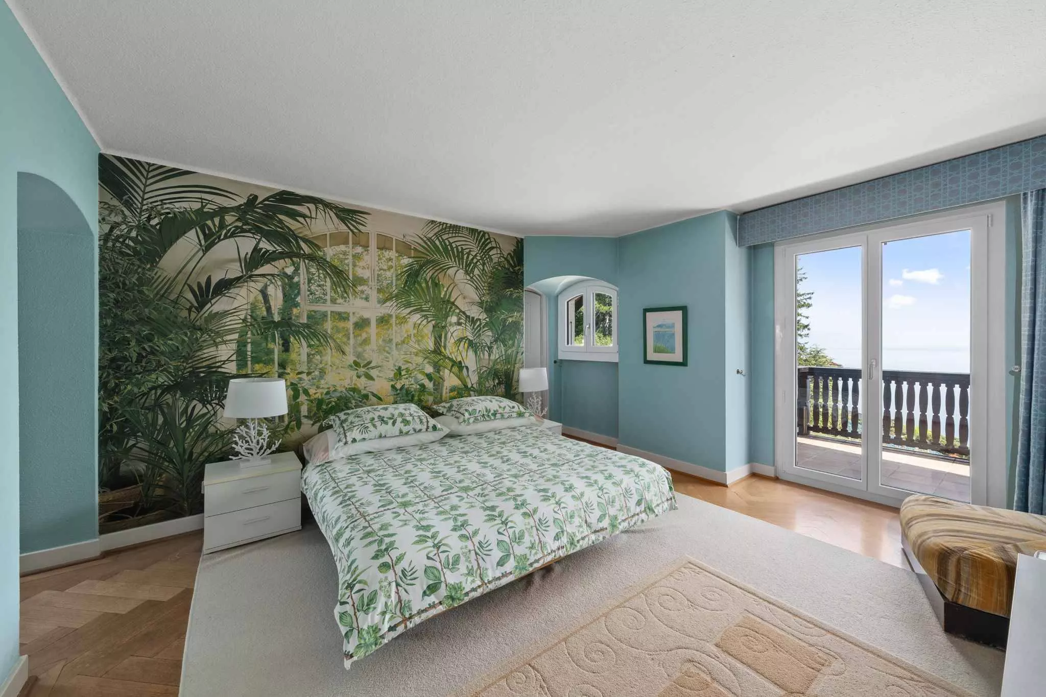 Schlafzimmer mit tropischem Wandmotiv