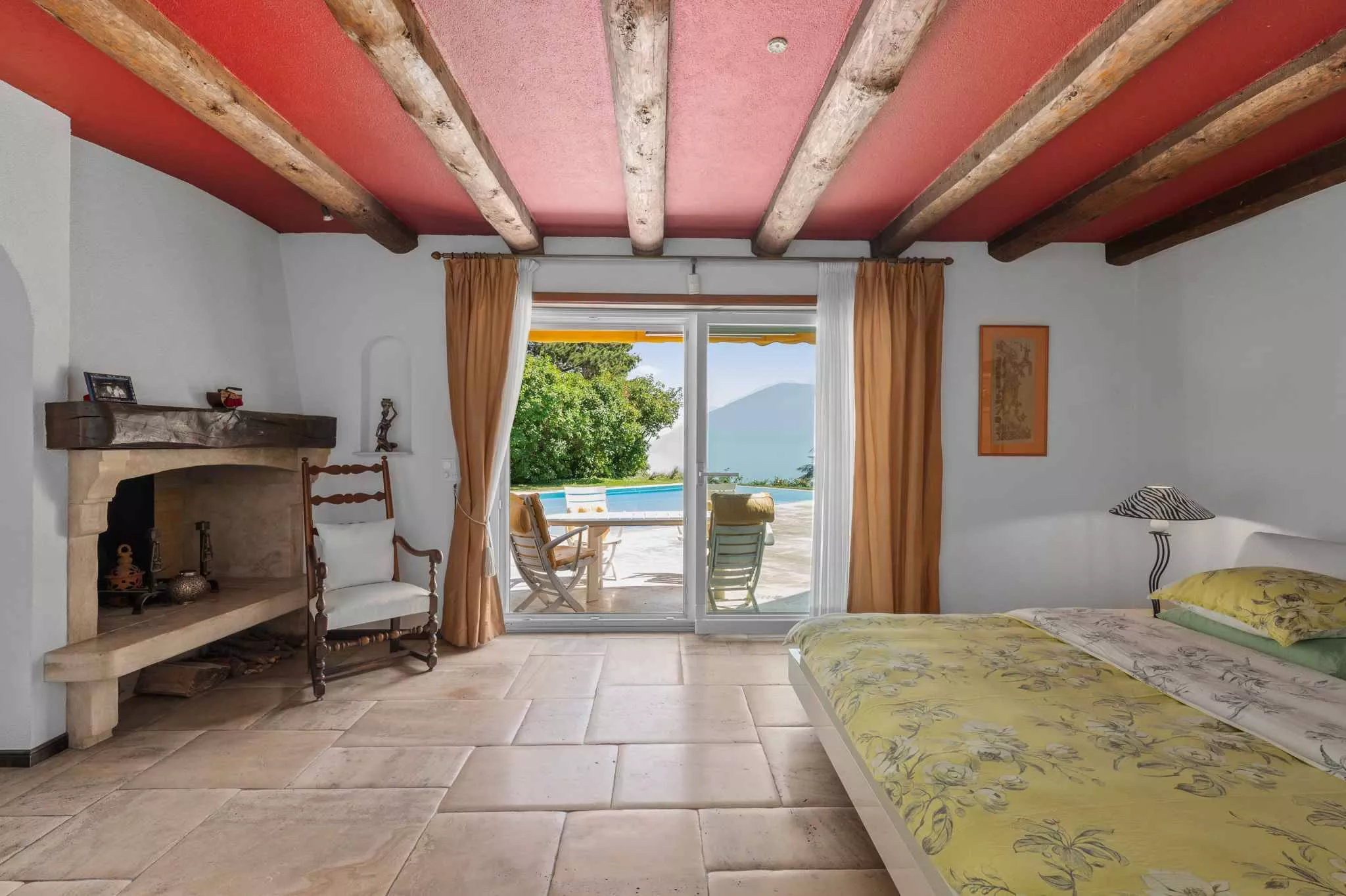 Schlafzimmer mit Blick auf Terrasse und Pool