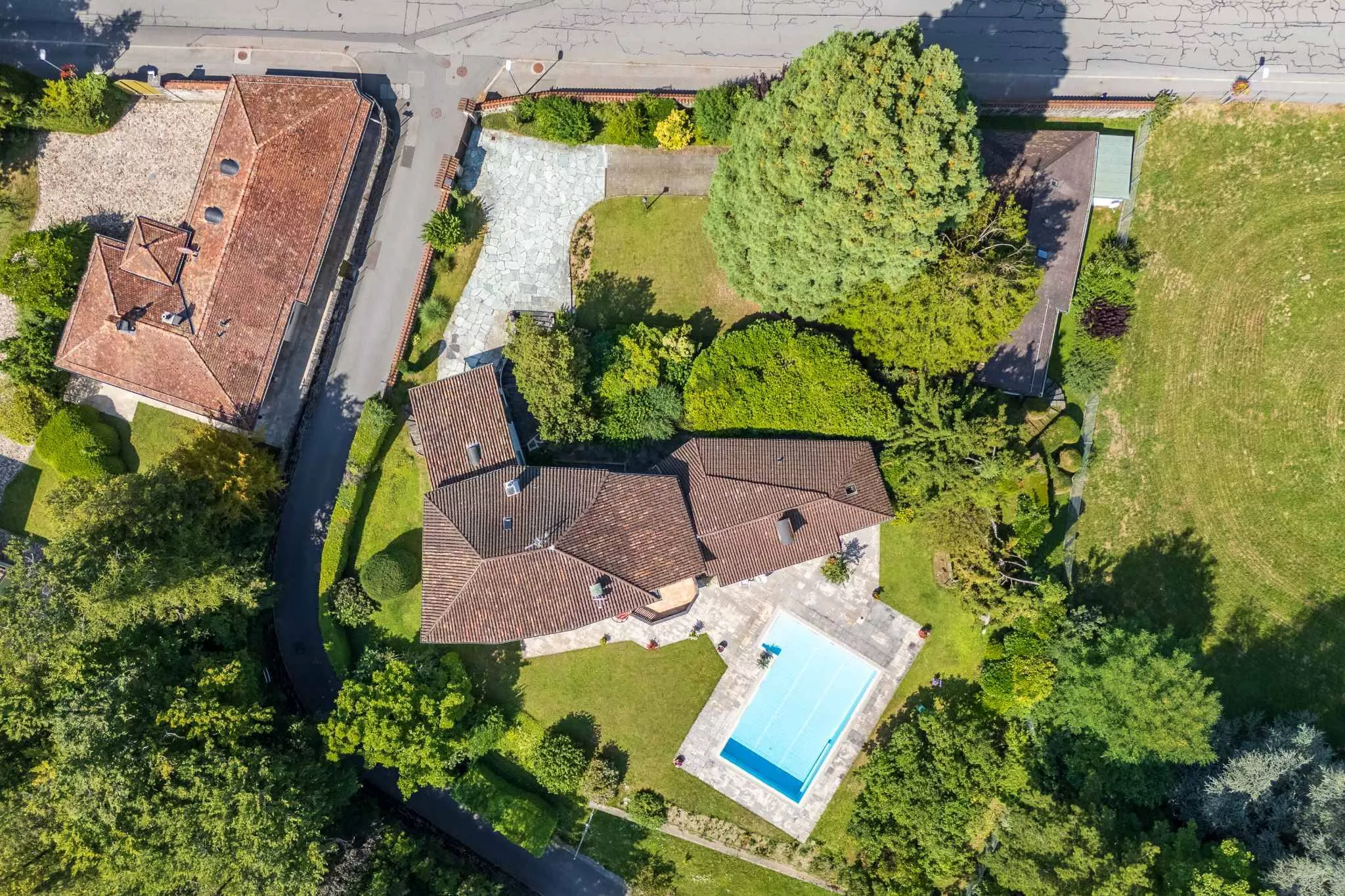 Luftaufnahme eines Anwesens mit Pool und großem Garten