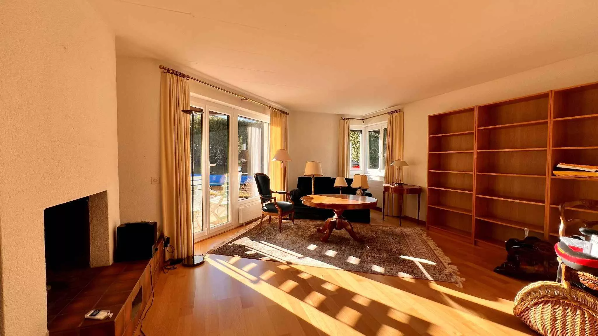 Wohnzimmer mit Kamin und Terrasse