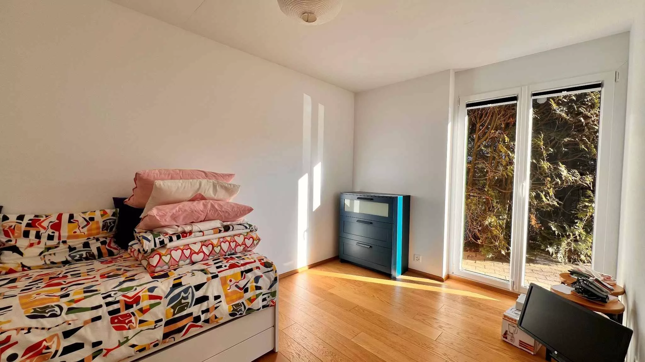 Helles Schlafzimmer mit Blick ins Grüne