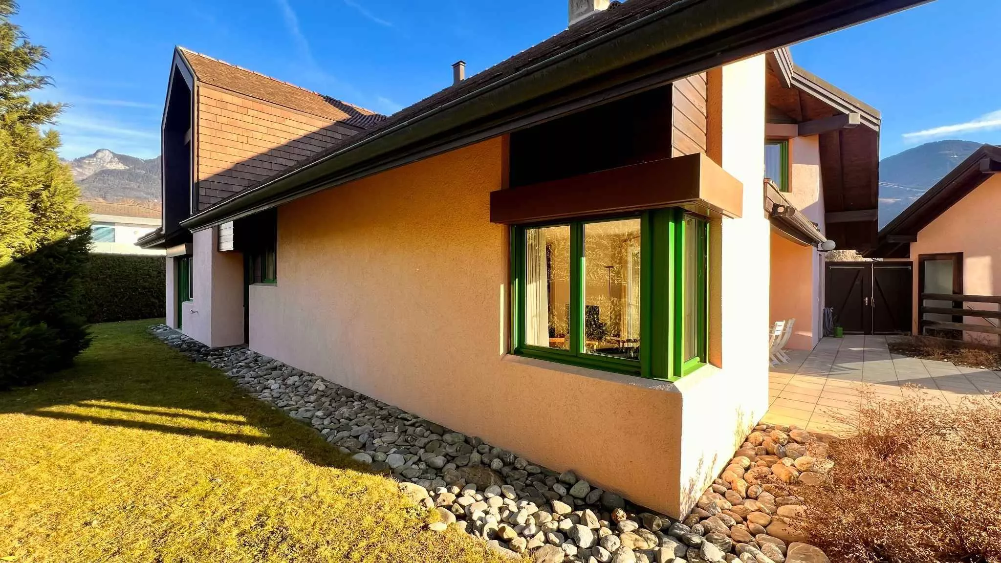Außenansicht eines Wohnhauses mit Garten