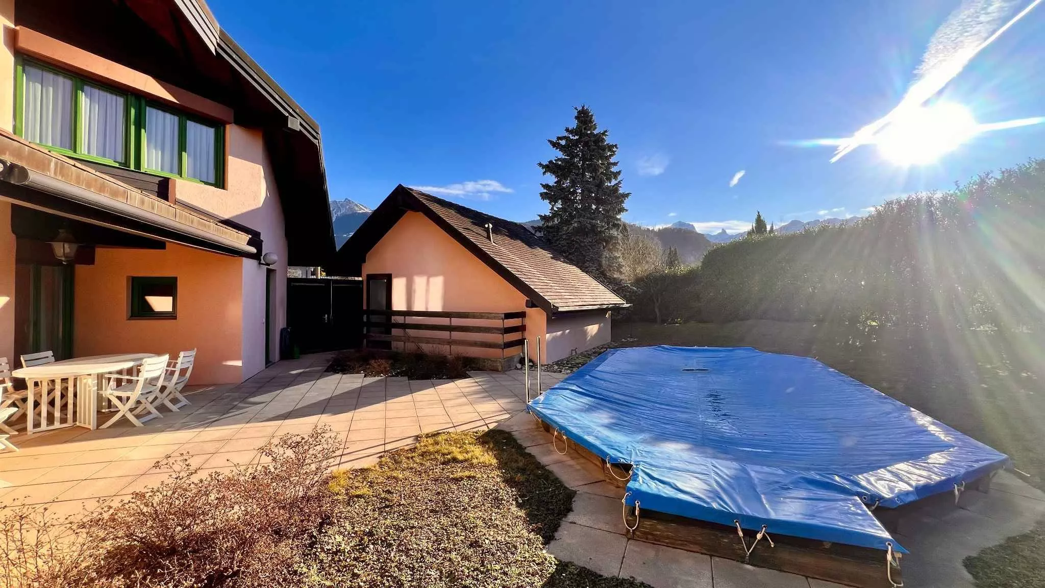 Außenansicht mit Terrasse und Pool