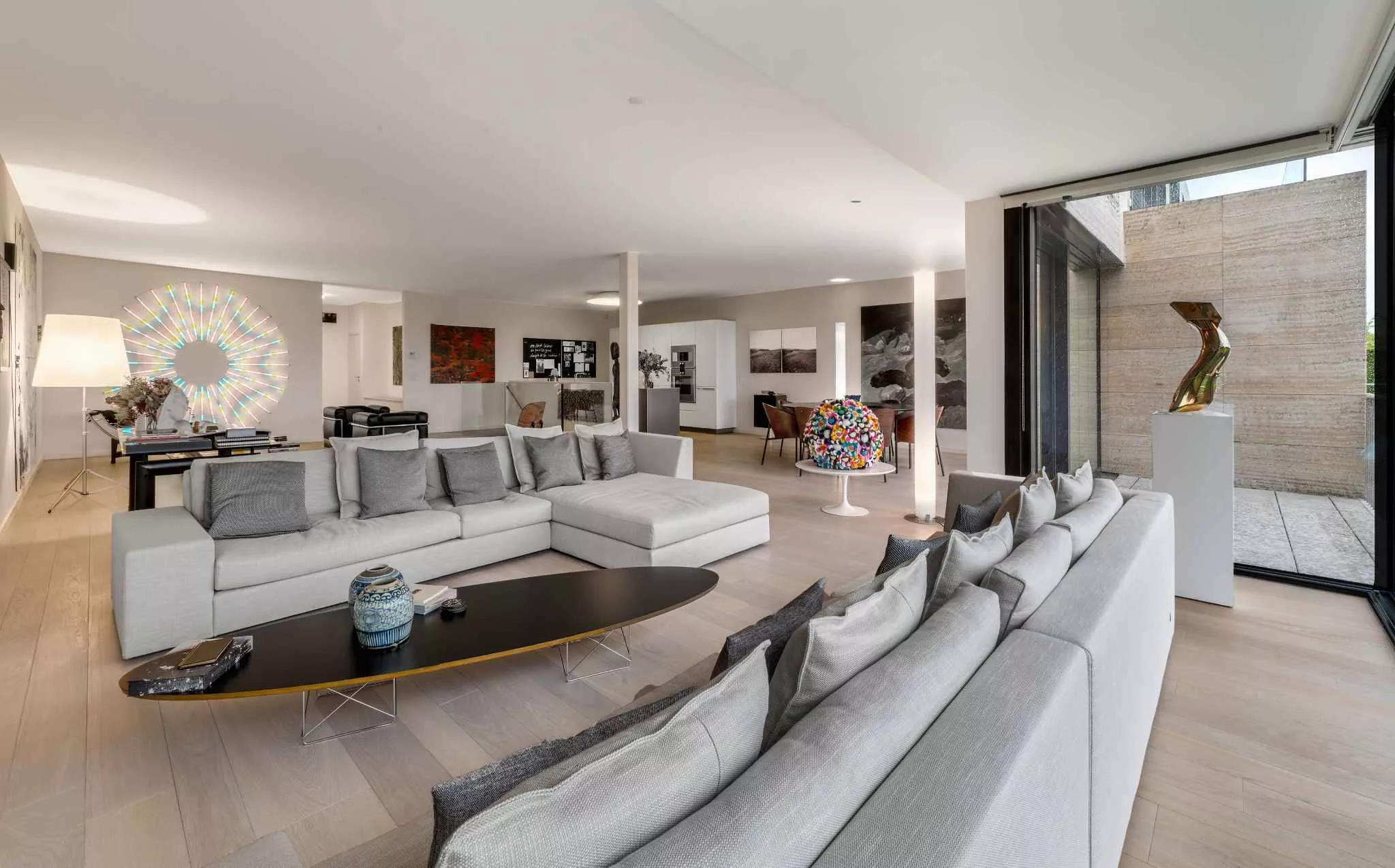 Modernes offenes Wohnzimmer mit Galerie und Außenblick
