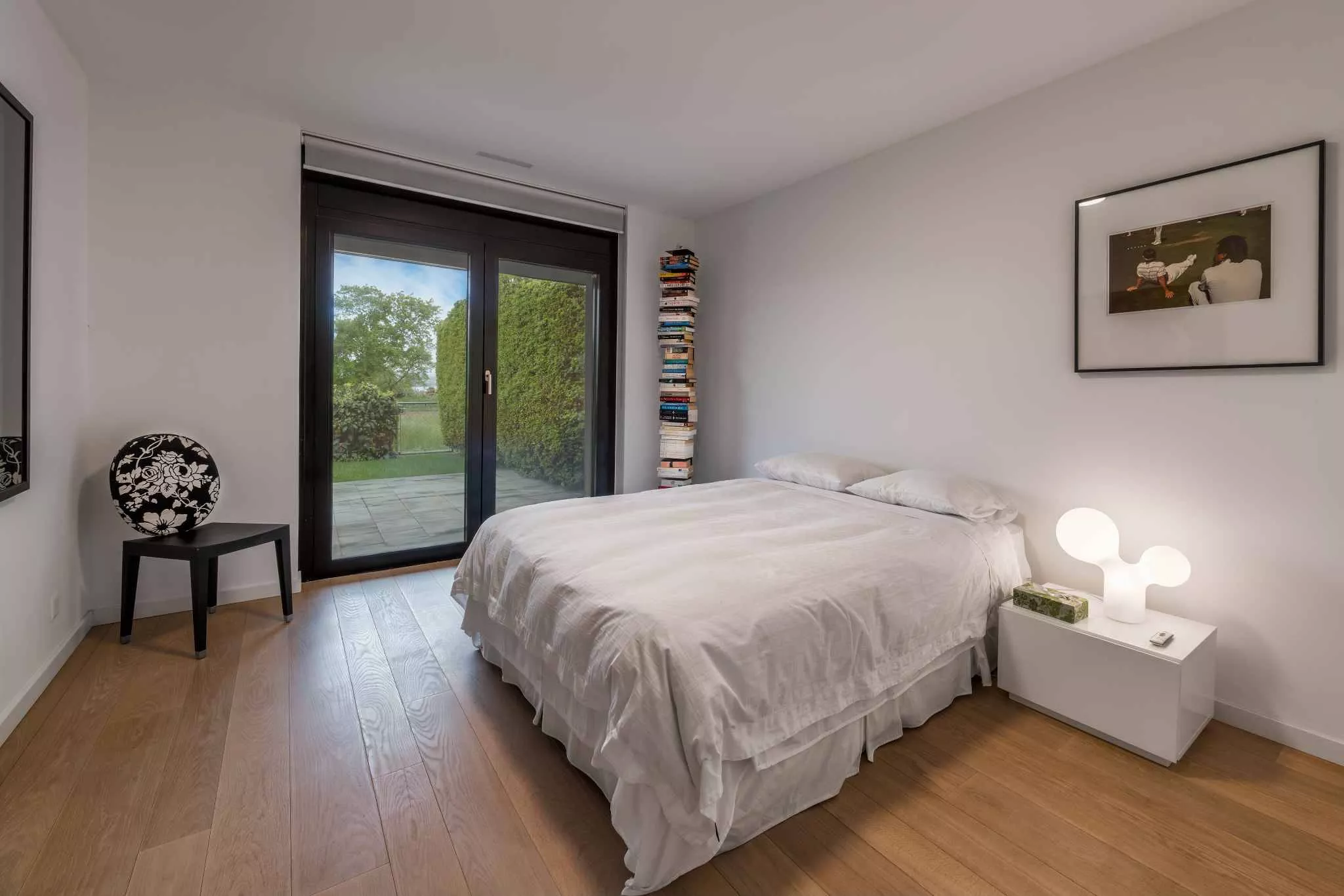 Helles Schlafzimmer mit Gartenblick