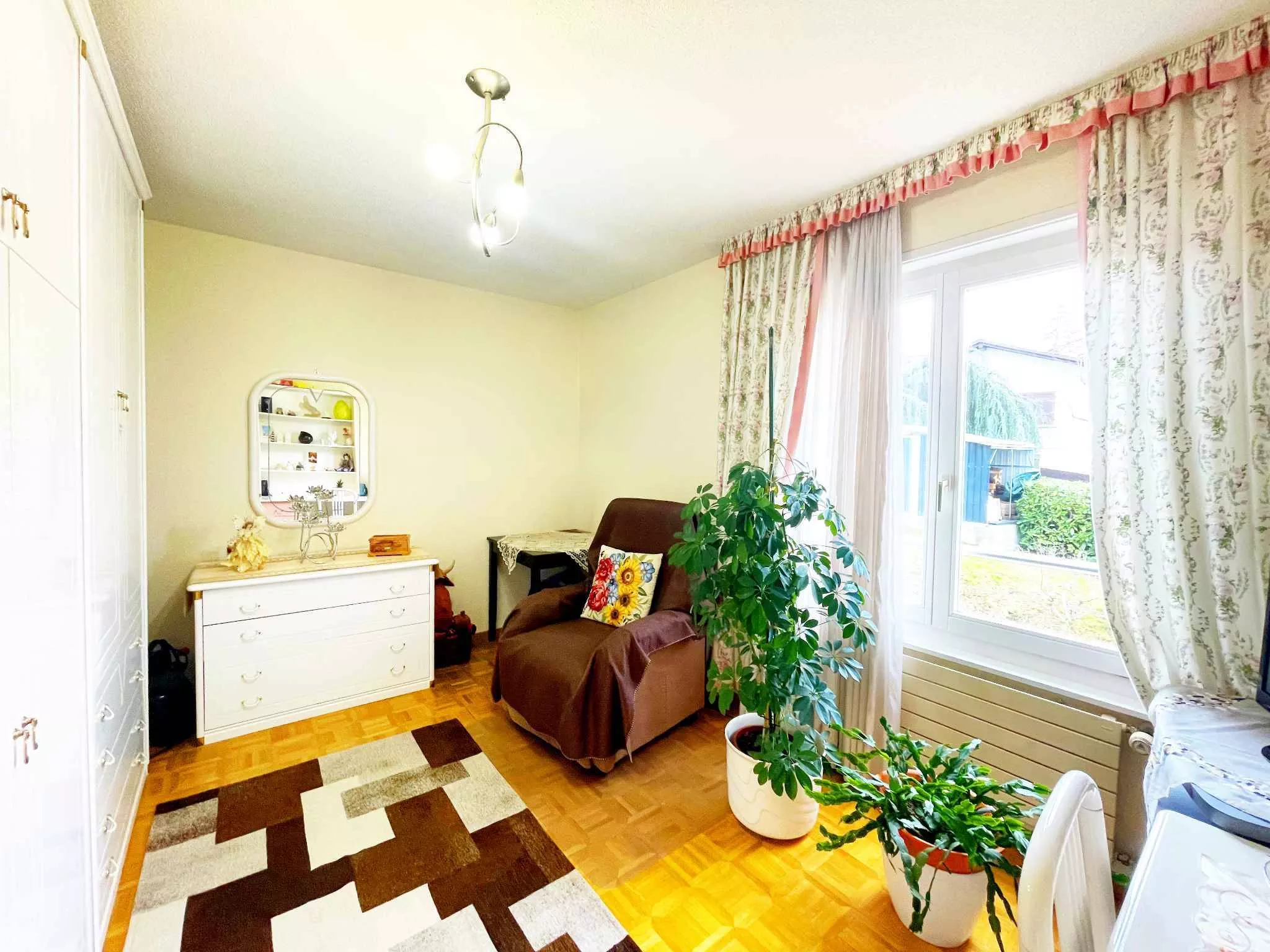 Helles, gemütliches Schlafzimmer mit Balkon-/Gartenzugang