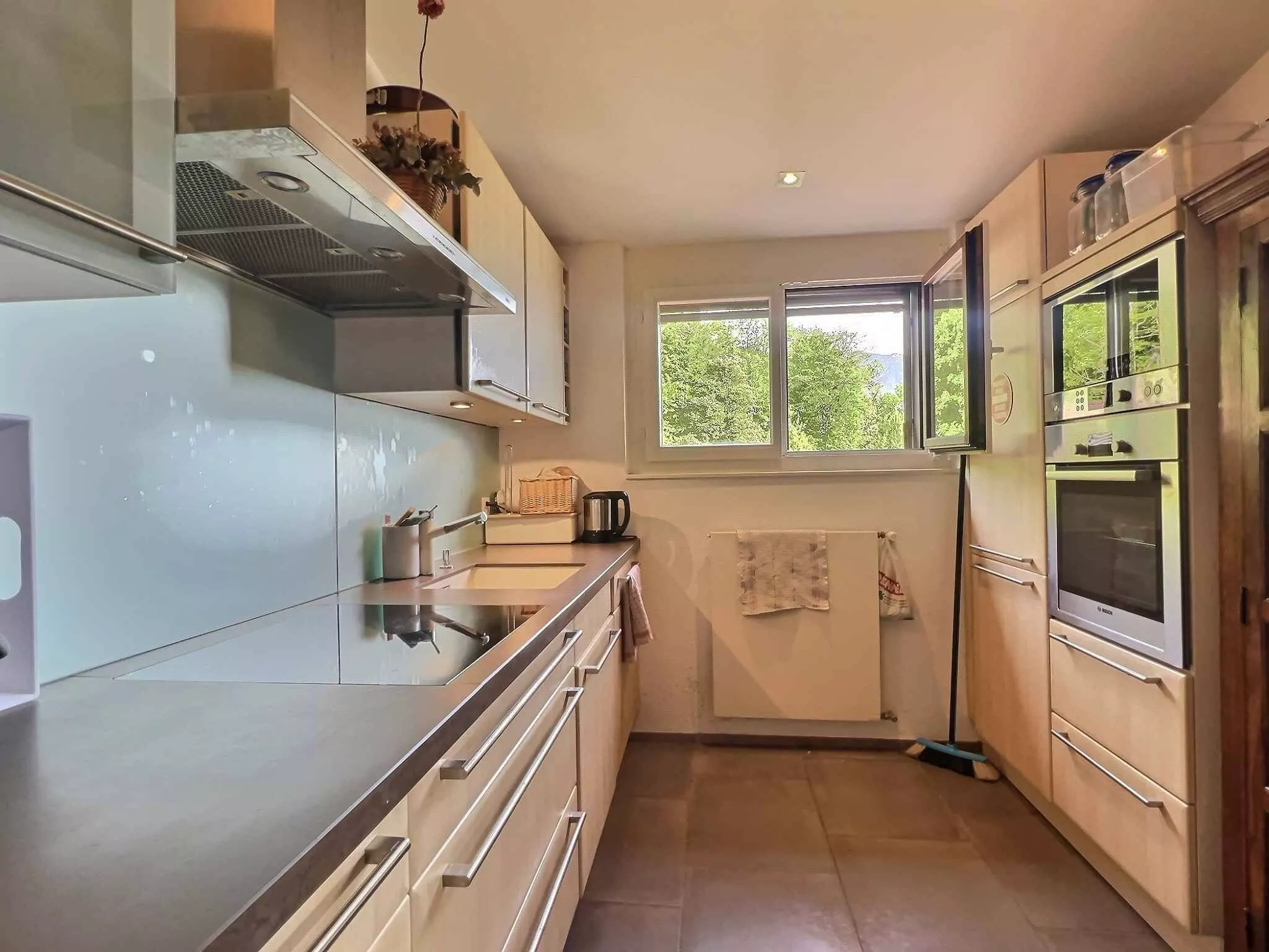 Moderne schmale Küche mit Fensterblick