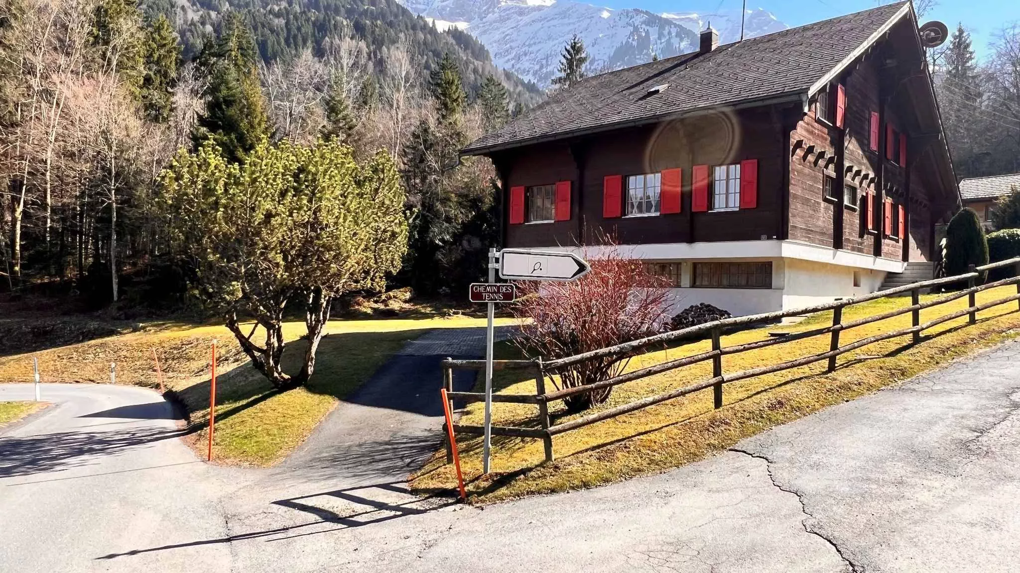 Bergchalet mit Rotfensterläden