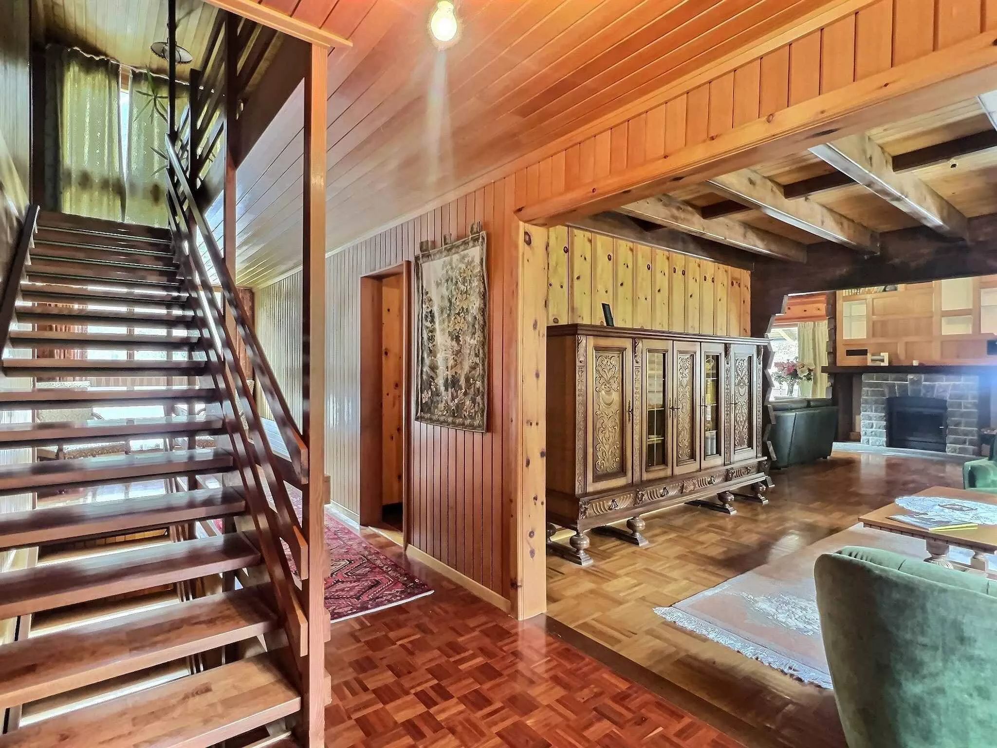 Gemütlicher Wohnbereich mit Treppe und Kamin