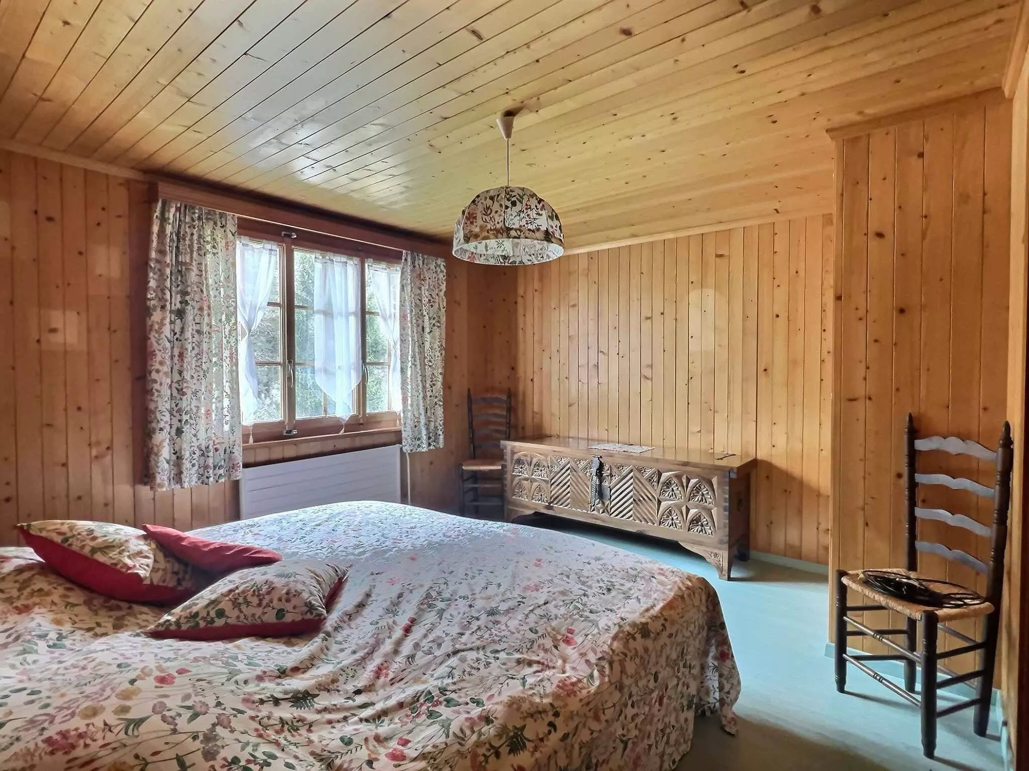 Gemütliches Holzschlafzimmer