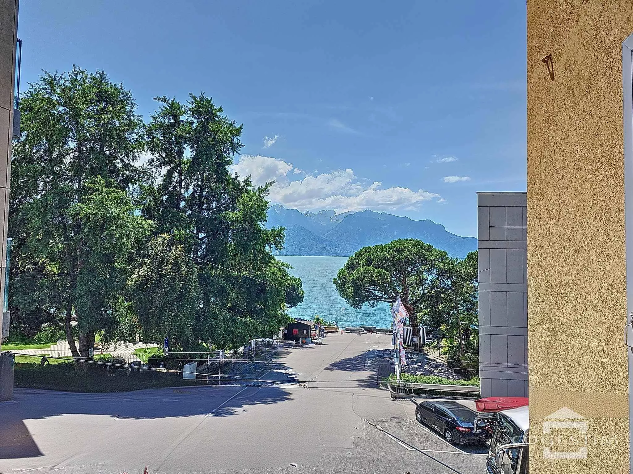 See- und Bergblick zwischen Gebäuden