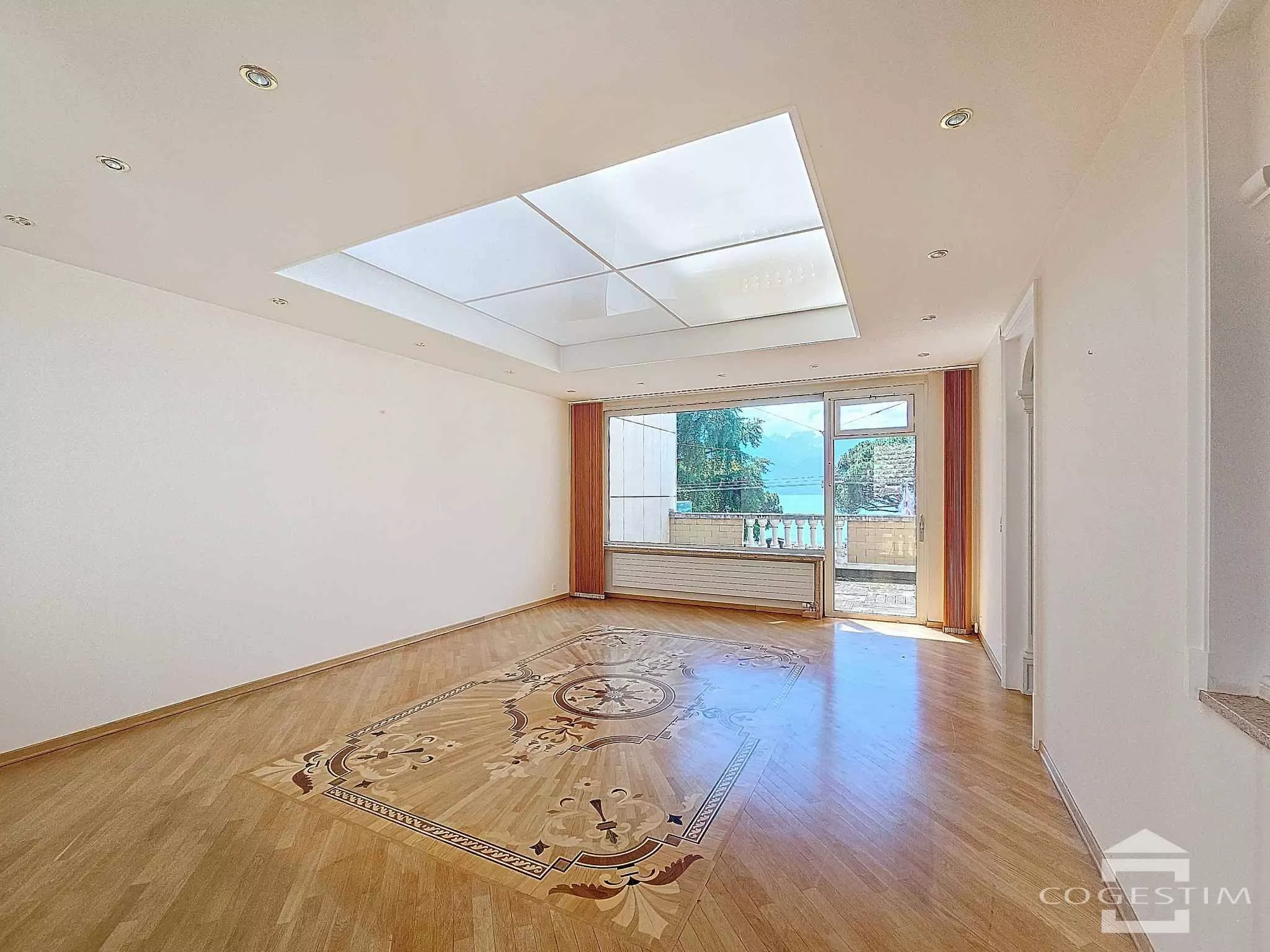 Helles Wohnzimmer mit großer Fensterfront