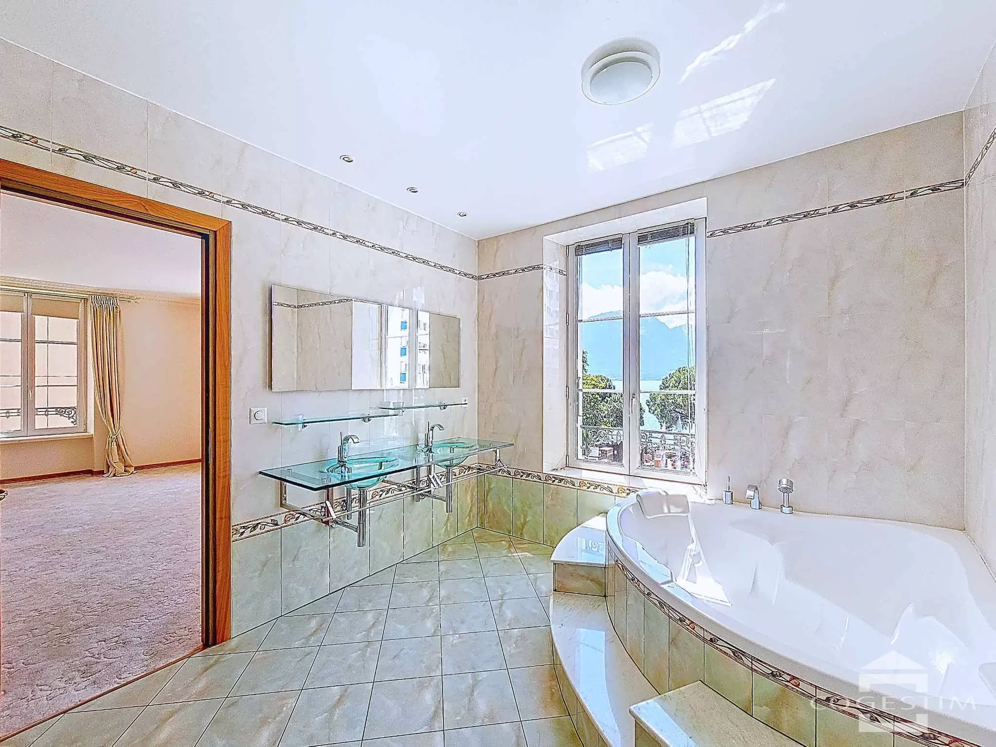 Helles Badezimmer mit Wanne und Fensterblick